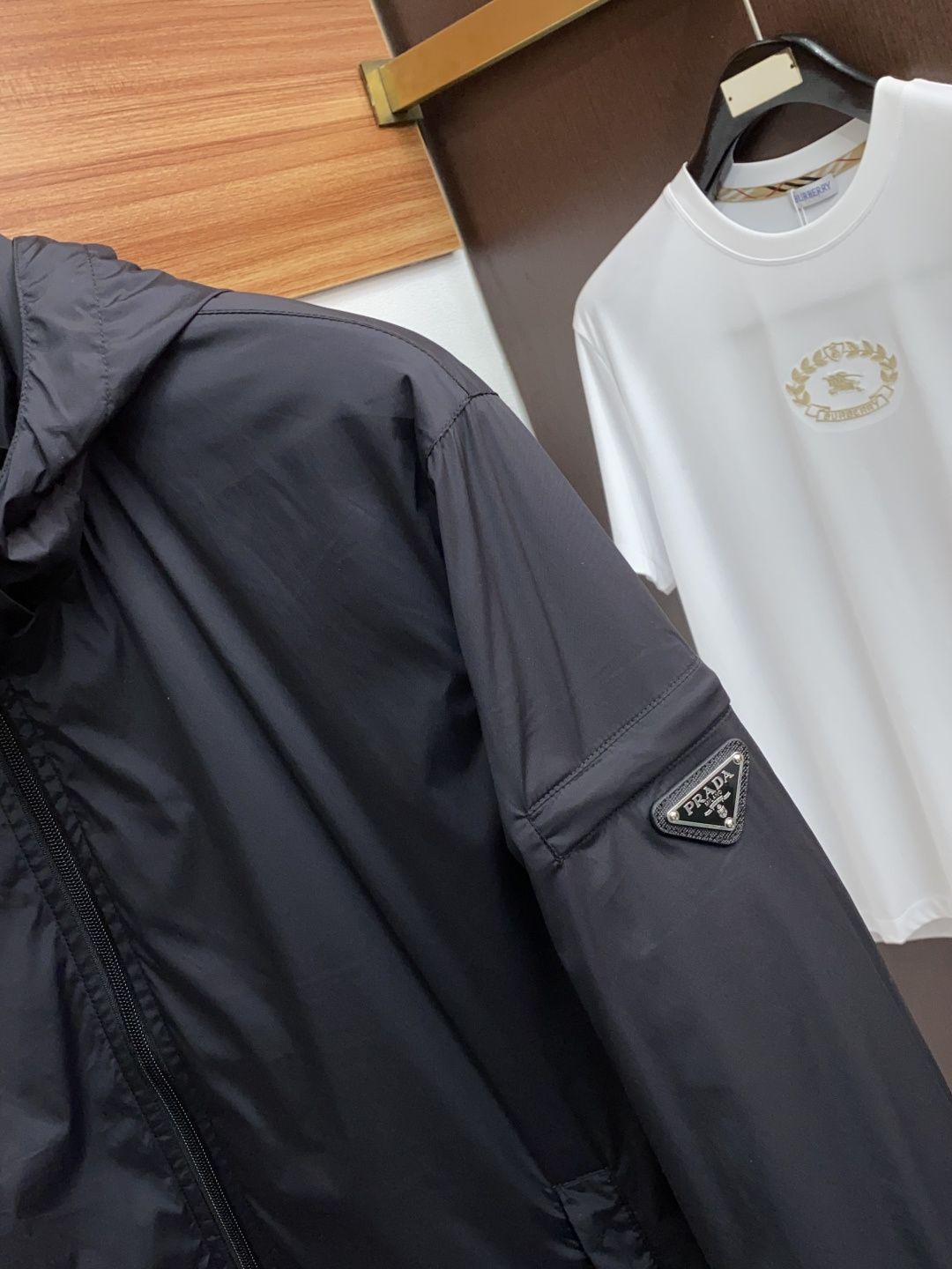 普拉达 2025年秋冬新款 官网 高端原厂代工出品，官方经典王牌单品！最新棉衣夹克外套 多明星穿搭示范款