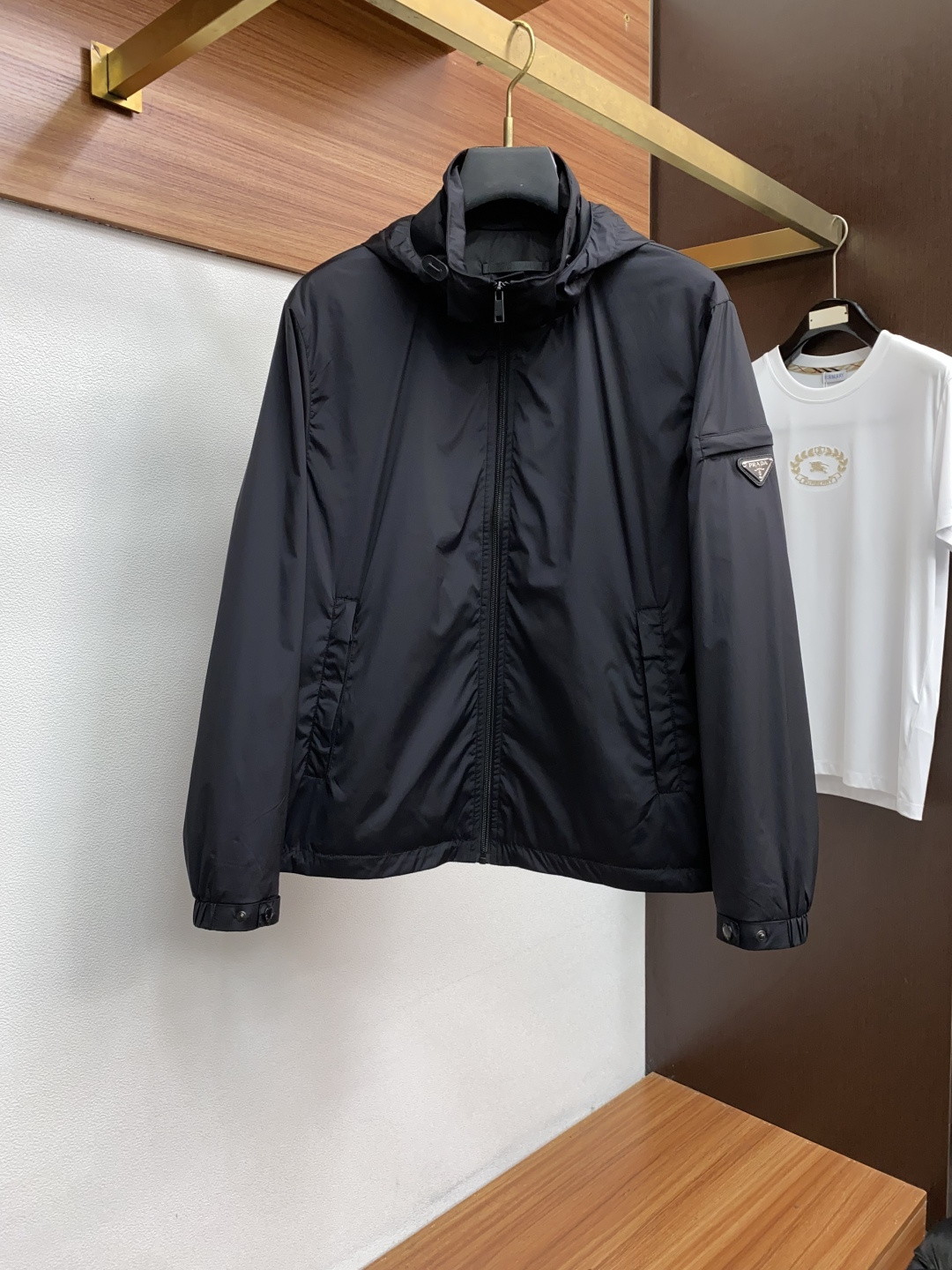 普拉达 2025年秋冬新款 官网 高端原厂代工出品，官方经典王牌单品！最新棉衣夹克外套 多明星穿搭示范款