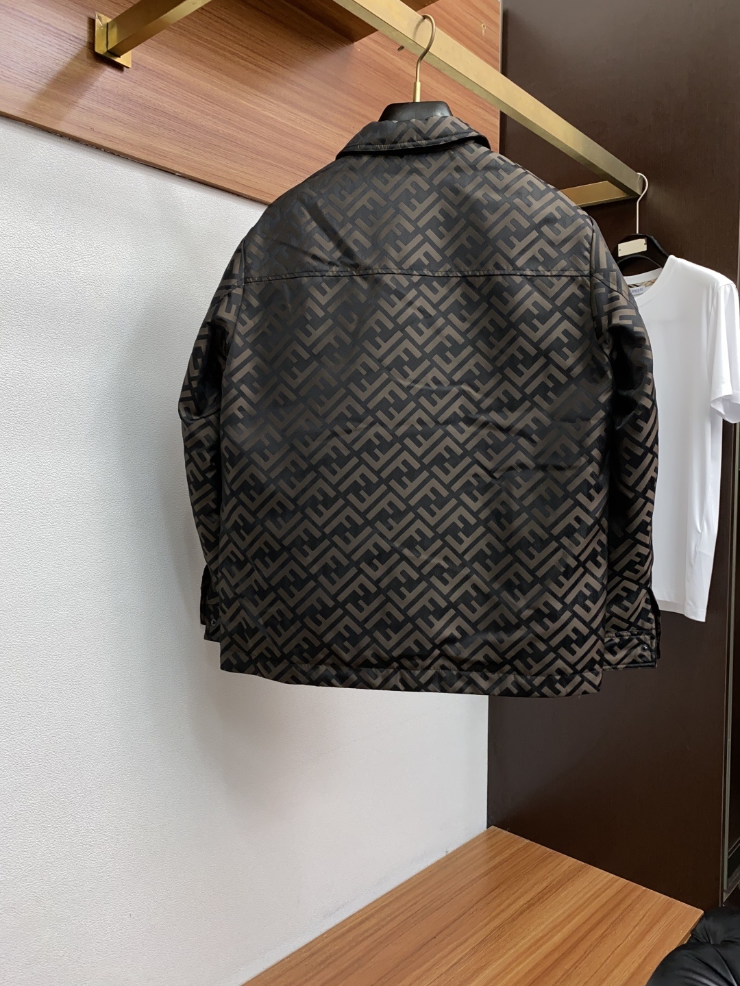 芬迪 2025年秋冬新款 羽绒服 官网 高端原厂代工出品,官方经典王牌单品!最新夹克外套 多明星穿搭示范