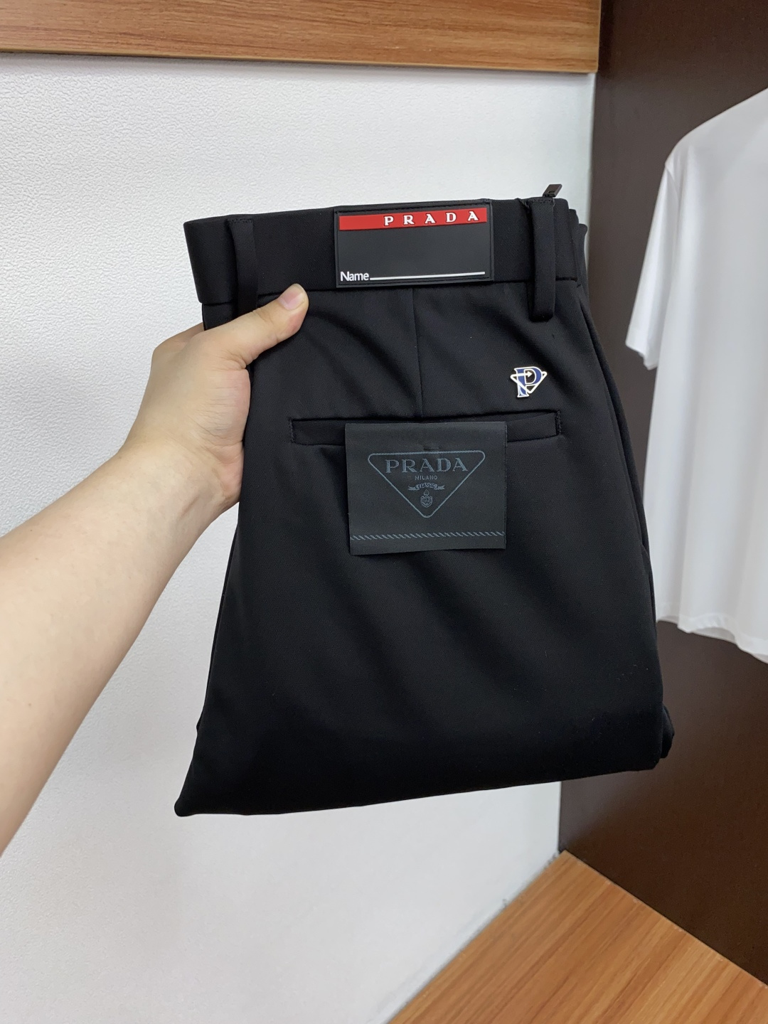 普拉达 25年春夏新款休闲裤 干净利落剪裁，都市风十足 采用精纺面料手感软糯干爽，上身效果挺括有型。五金