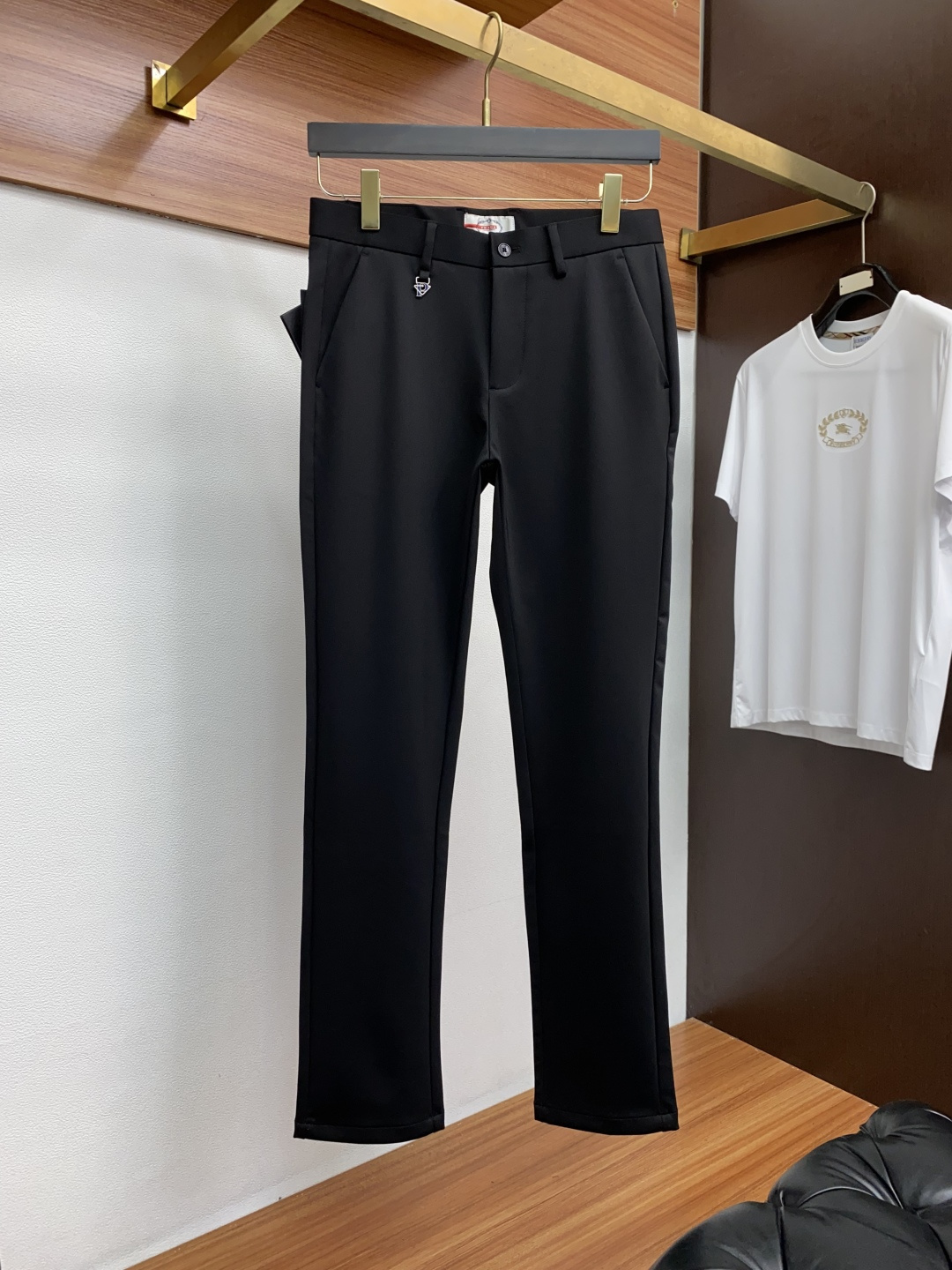 普拉达 25年春夏新款休闲裤 干净利落剪裁，都市风十足 采用精纺面料手感软糯干爽，上身效果挺括有型。五金