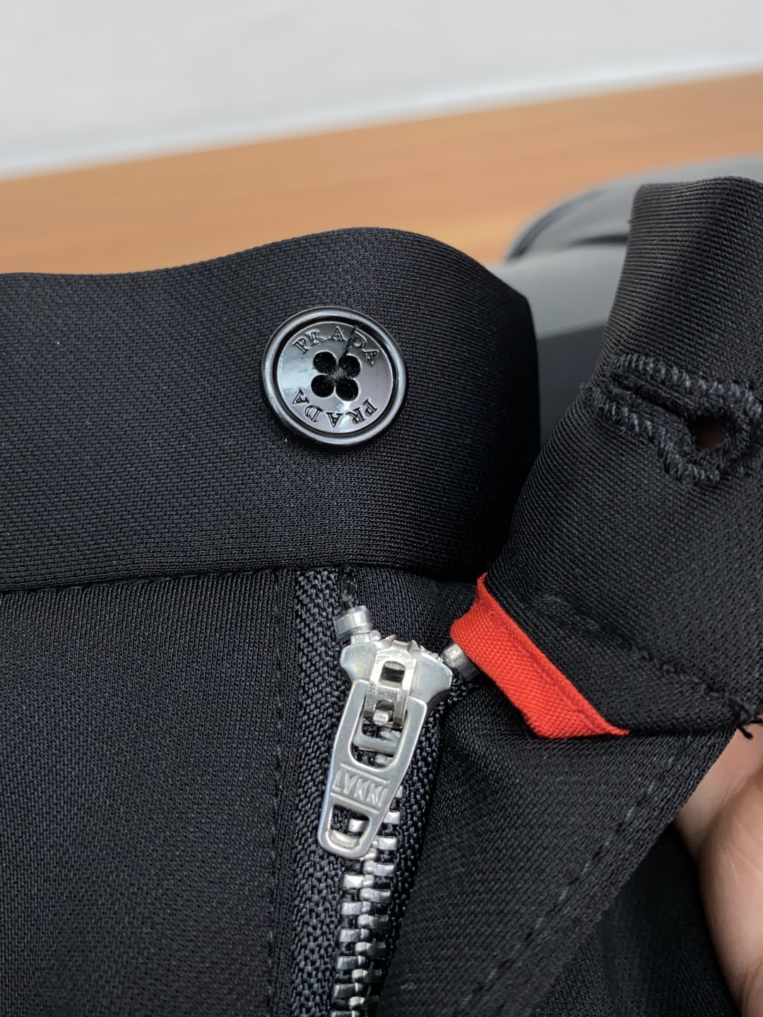 普拉达 25年春夏新款休闲裤 干净利落剪裁，都市风十足 采用精纺面料手感软糯干爽，上身效果挺括有型。五金