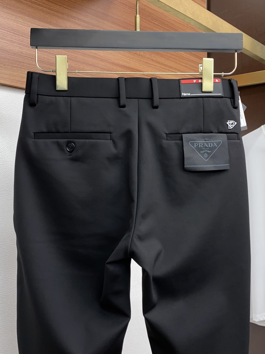普拉达 25年春夏新款休闲裤 干净利落剪裁，都市风十足 采用精纺面料手感软糯干爽，上身效果挺括有型。五金