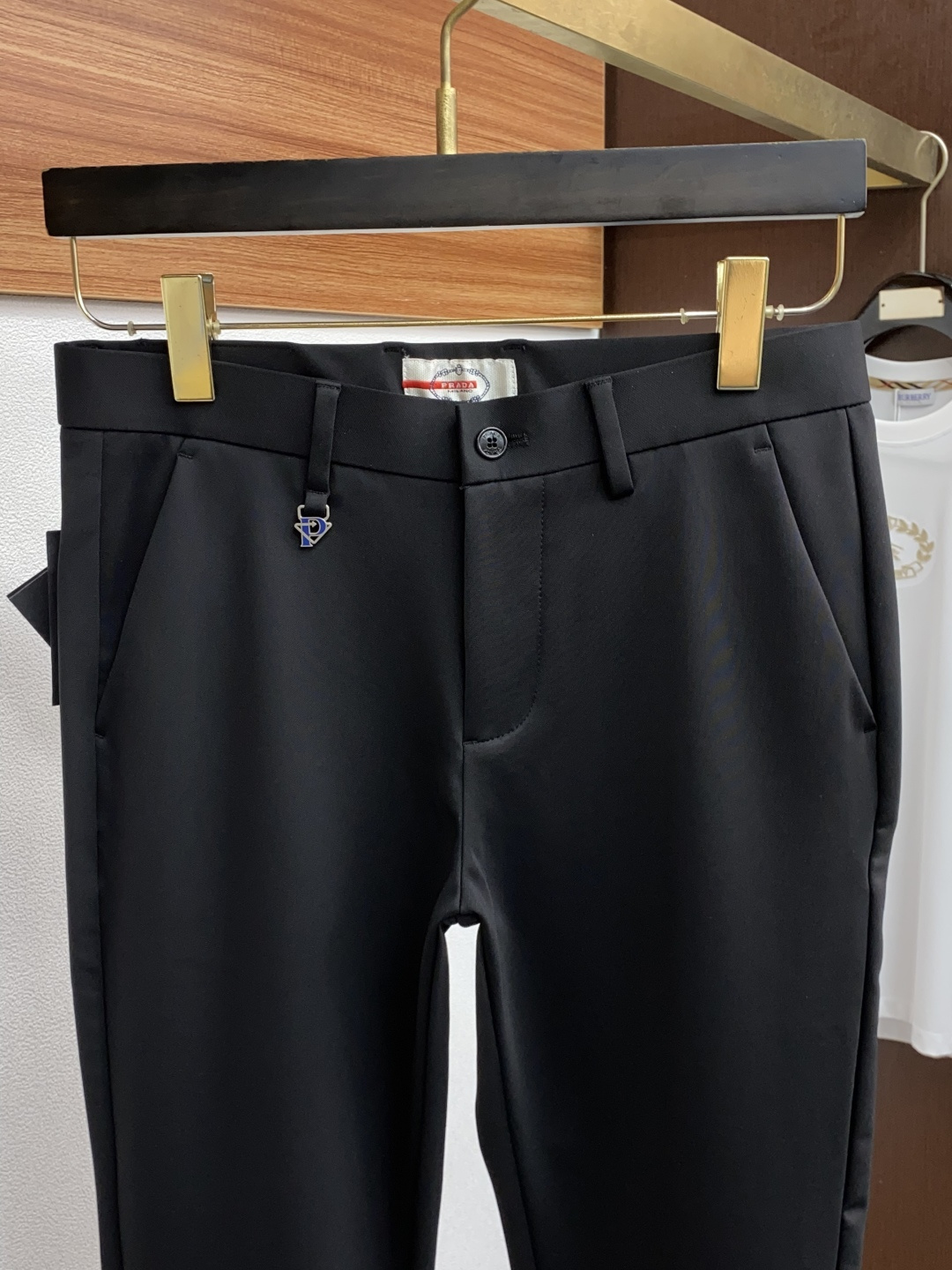 普拉达 25年春夏新款休闲裤 干净利落剪裁，都市风十足 采用精纺面料手感软糯干爽，上身效果挺括有型。五金