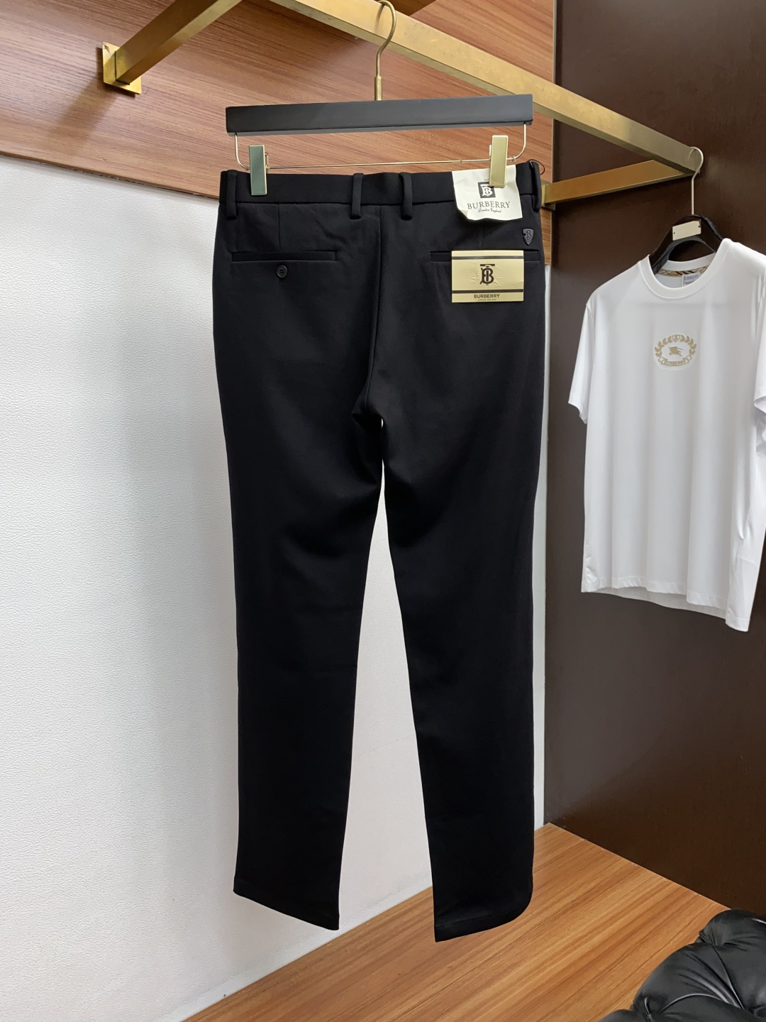 巴宝莉 25年春夏新款休闲裤 干净利落剪裁，都市风十足 采用精纺面料手感软糯干爽，上身效果挺括有型。五金
