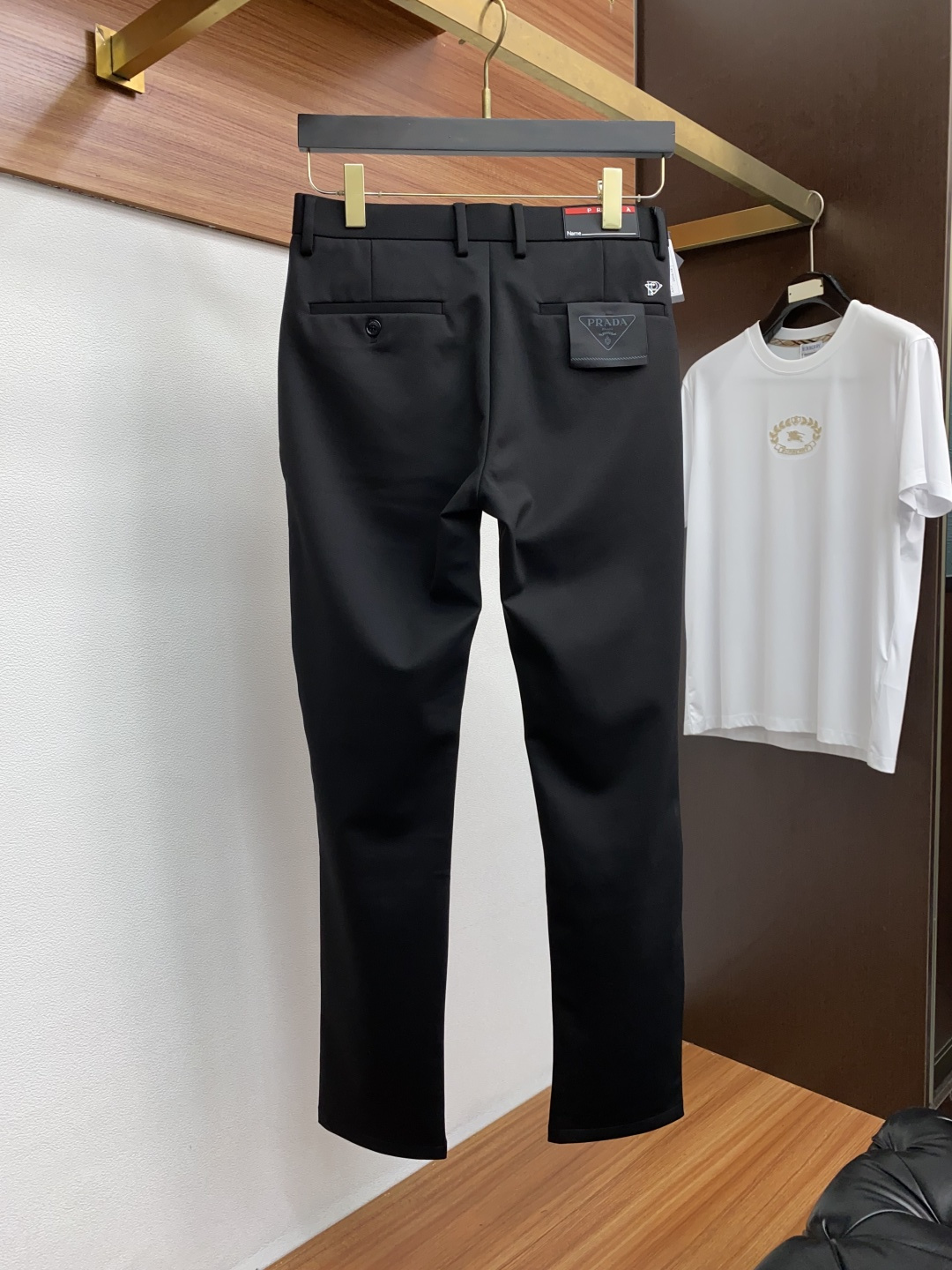 普拉达 25年春夏新款休闲裤 干净利落剪裁，都市风十足 采用精纺面料手感软糯干爽，上身效果挺括有型。五金