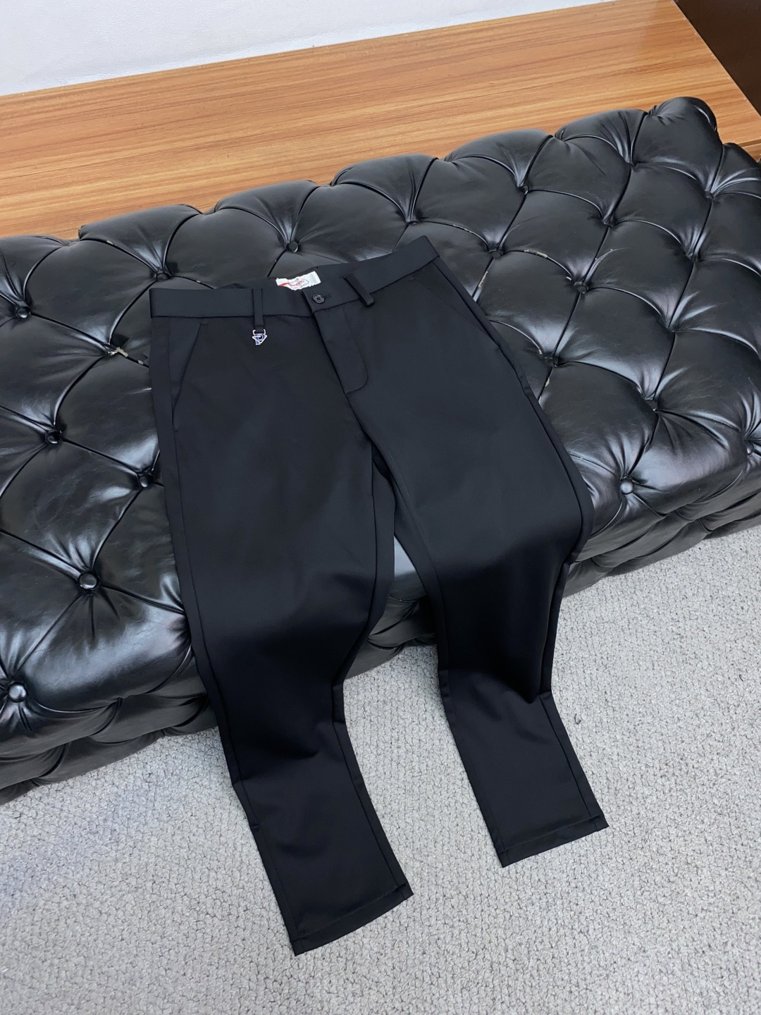 普拉达 25年春夏新款休闲裤 干净利落剪裁，都市风十足 采用精纺面料手感软糯干爽，上身效果挺括有型。五金