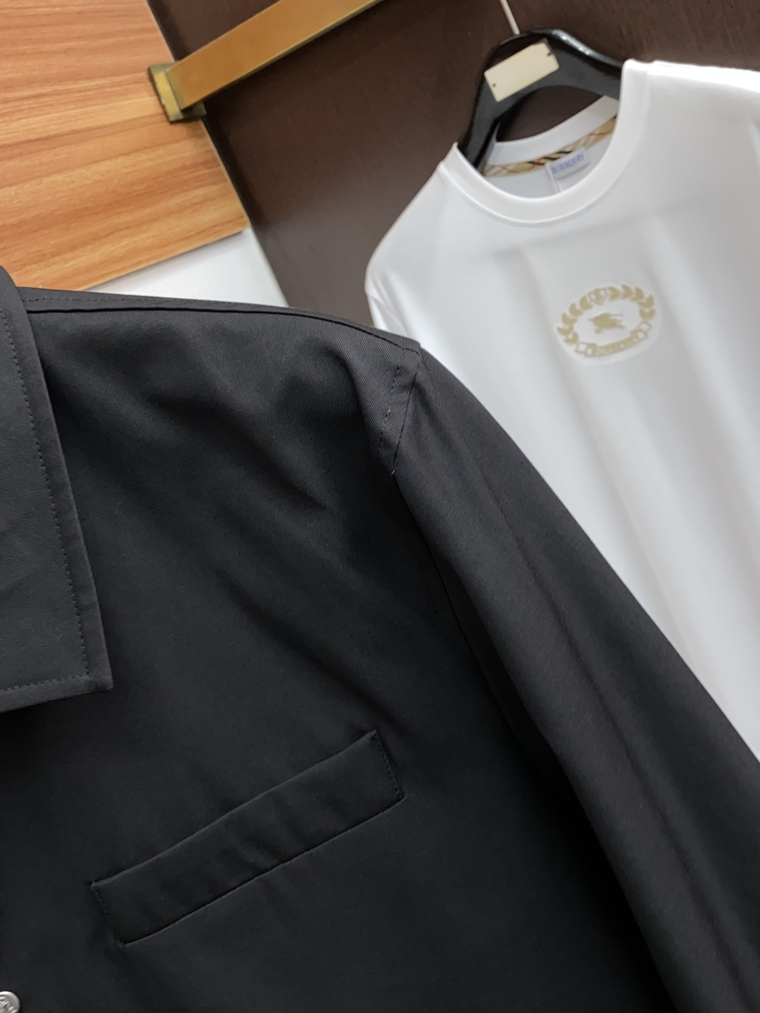 kiton 奇顿 秋冬男士商务休闲立领夹克外套.颇具意大利典型风格的时装，牛仔洗水棉面料，在面料选取和工