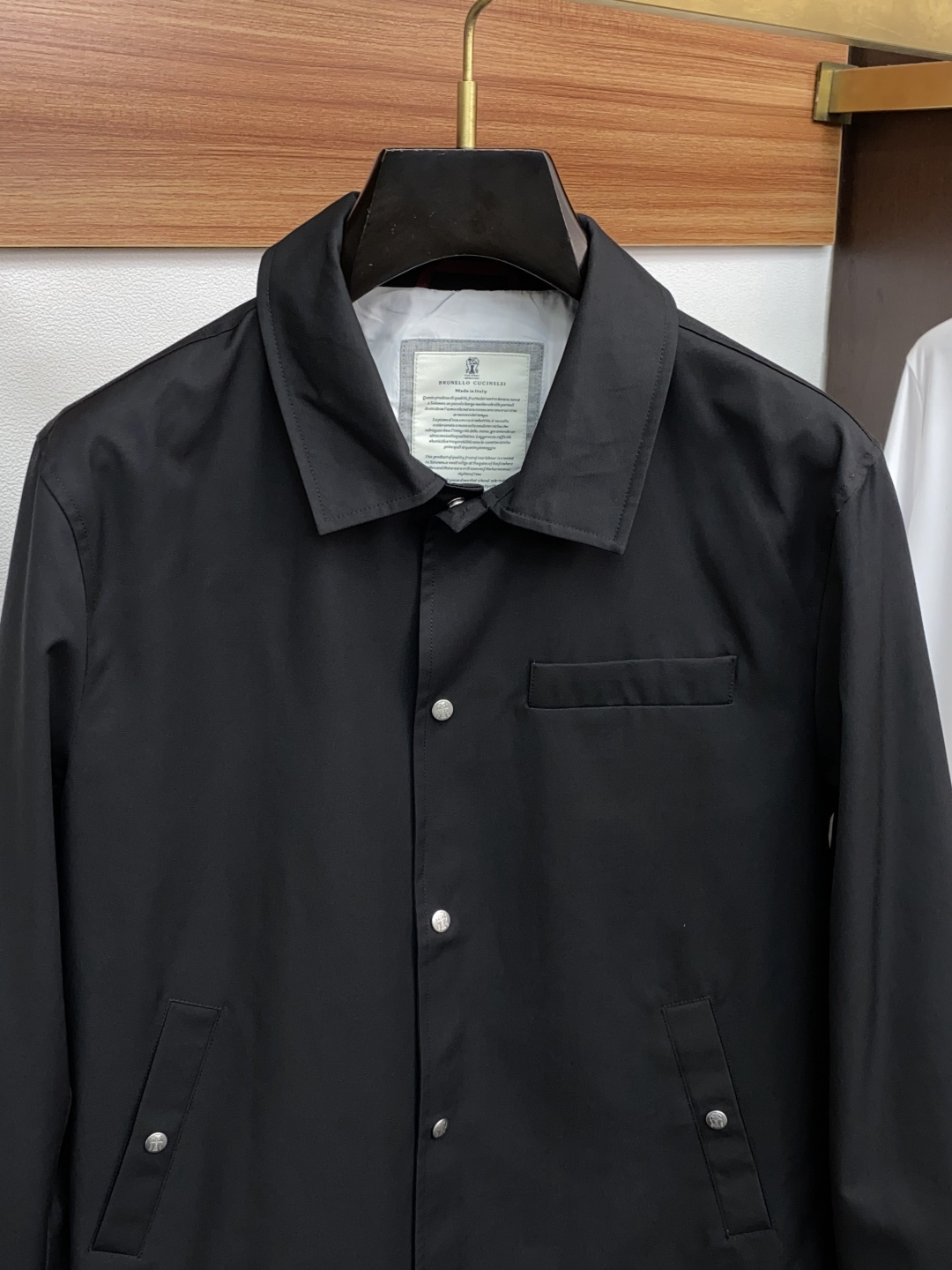 kiton 奇顿 秋冬男士商务休闲立领夹克外套.颇具意大利典型风格的时装，牛仔洗水棉面料，在面料选取和工