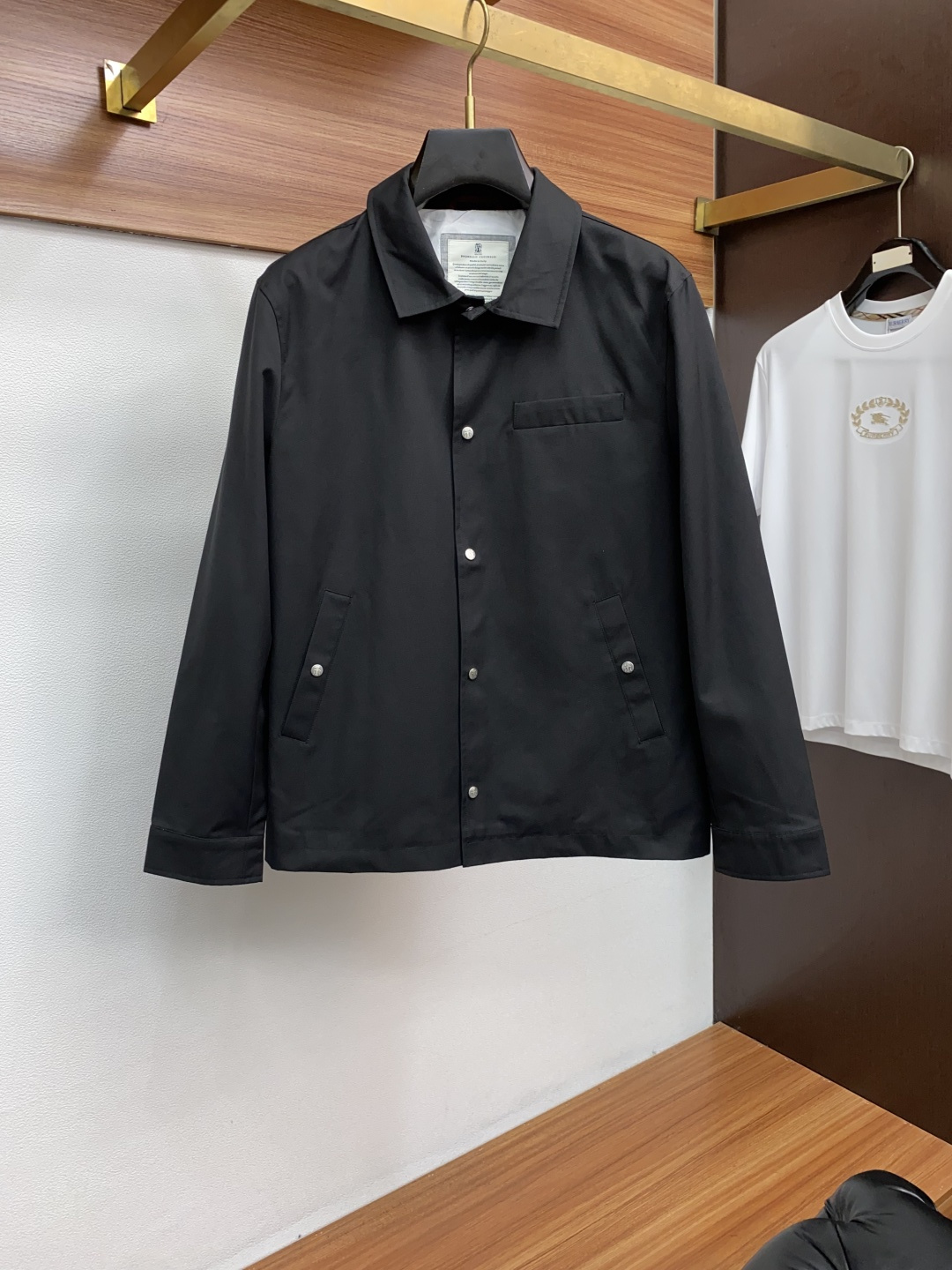 kiton 奇顿 秋冬男士商务休闲立领夹克外套.颇具意大利典型风格的时装，牛仔洗水棉面料，在面料选取和工