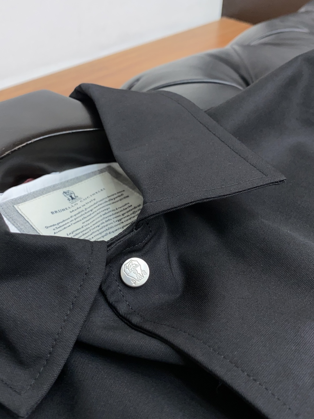 kiton 奇顿 秋冬男士商务休闲立领夹克外套.颇具意大利典型风格的时装，牛仔洗水棉面料，在面料选取和工