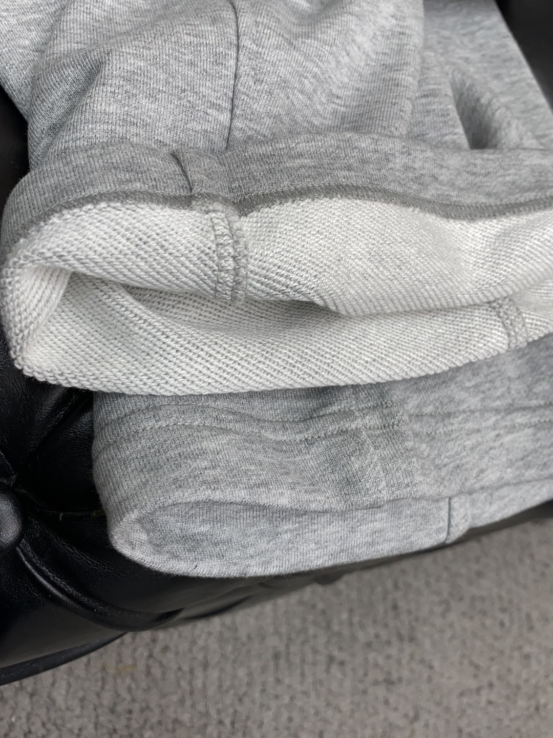 VT 25秋冬 新款休闲裤干净利落剪裁，都市风十足 采用精纺定制运动毛圈纯棉面料手感软糯干爽，坠感十足 