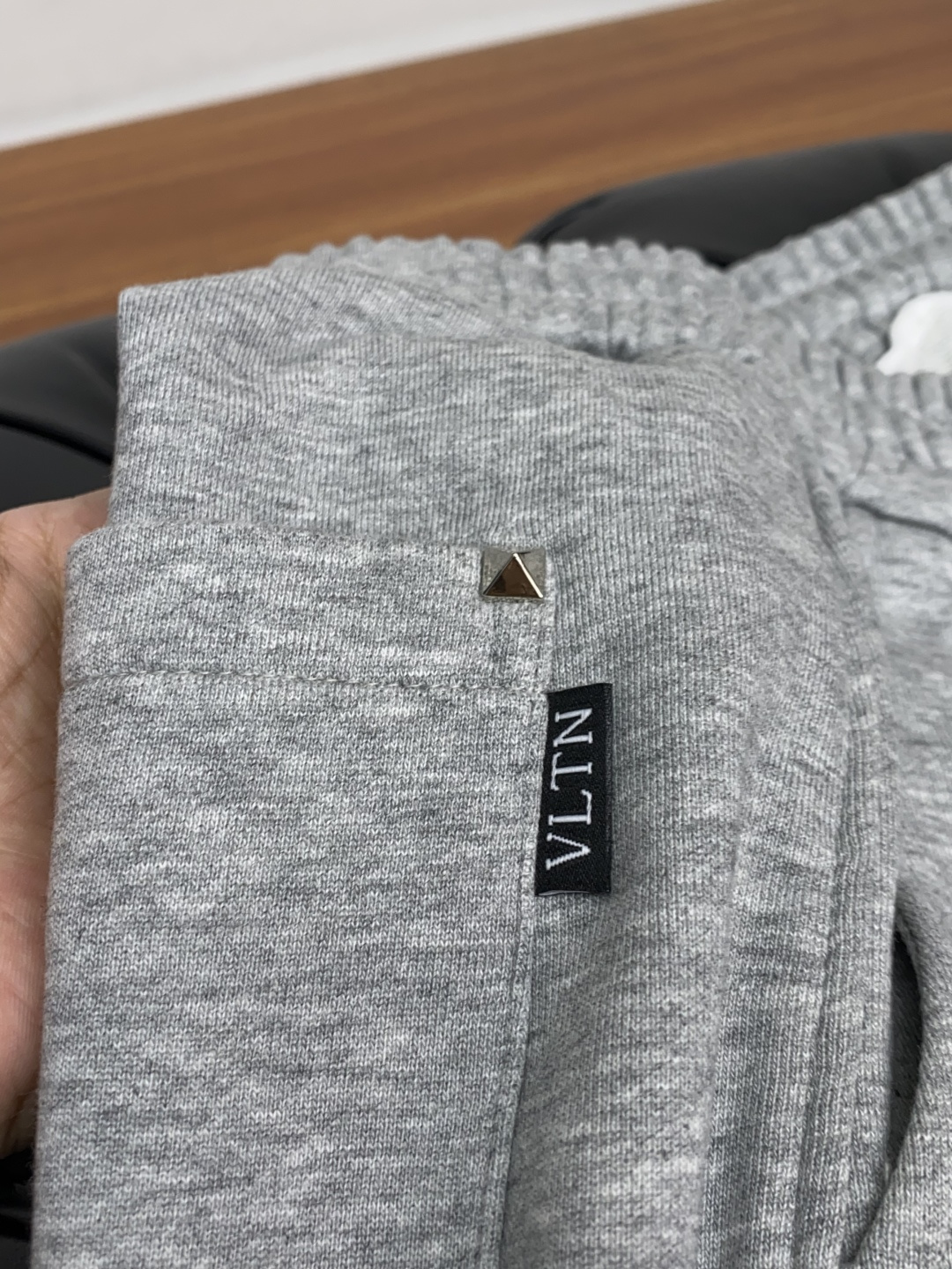 VT 25秋冬 新款休闲裤干净利落剪裁，都市风十足 采用精纺定制运动毛圈纯棉面料手感软糯干爽，坠感十足 