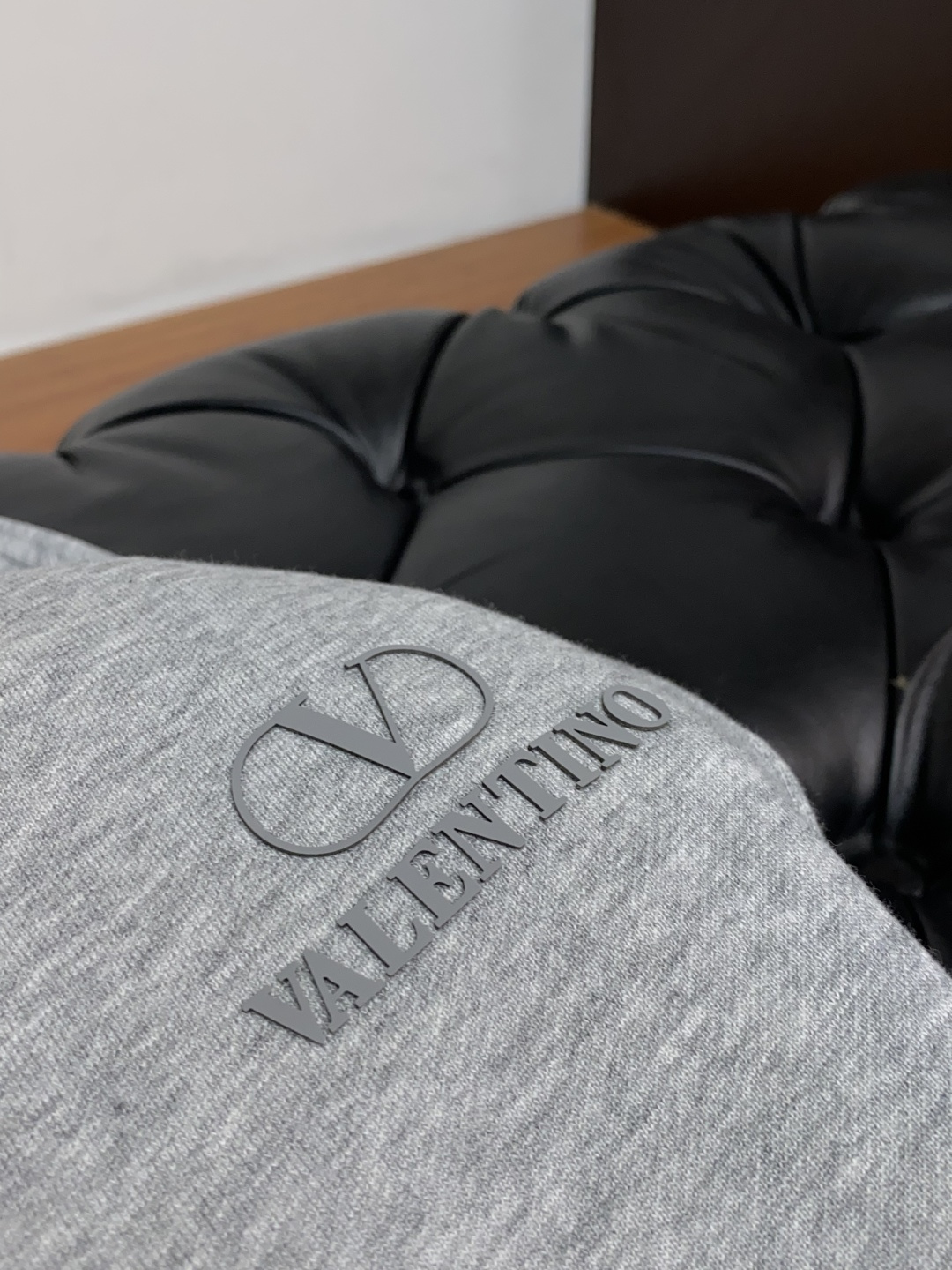 VT 25秋冬 新款休闲裤干净利落剪裁，都市风十足 采用精纺定制运动毛圈纯棉面料手感软糯干爽，坠感十足 