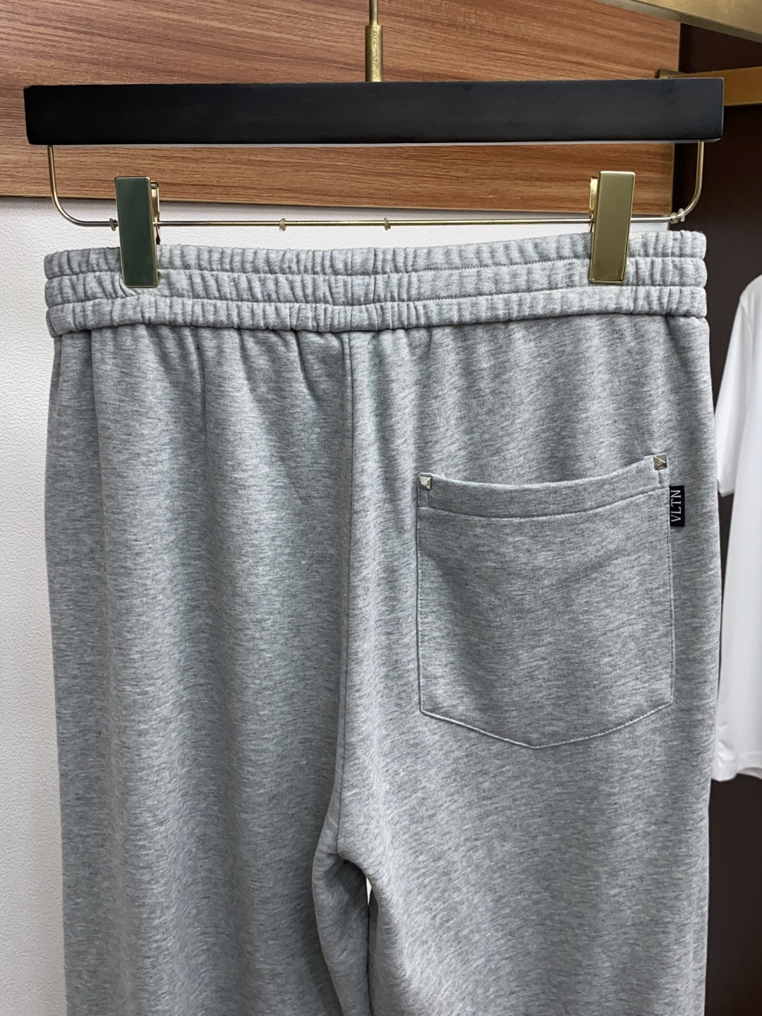 VT 25秋冬 新款休闲裤干净利落剪裁，都市风十足 采用精纺定制运动毛圈纯棉面料手感软糯干爽，坠感十足 
