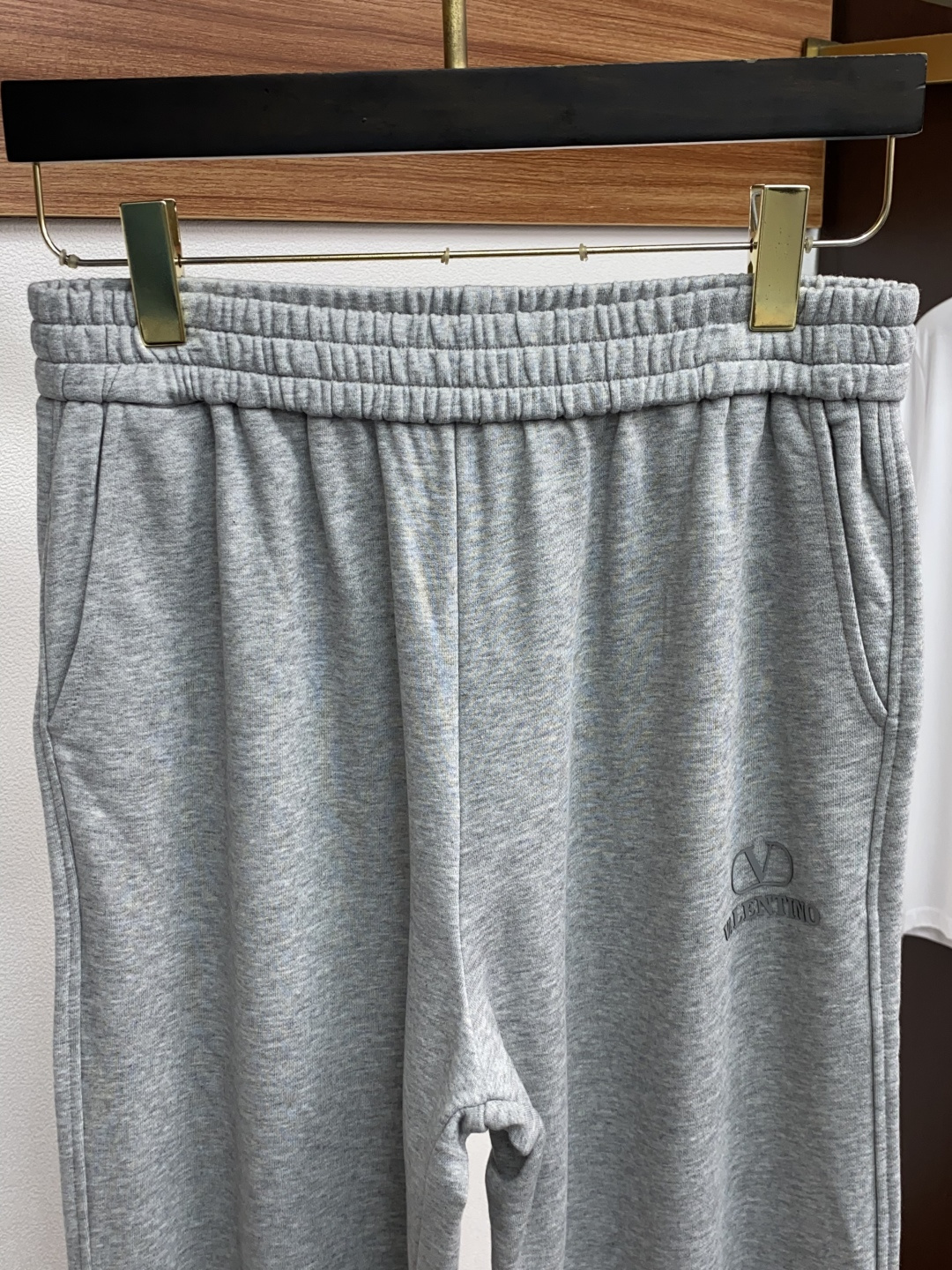 VT 25秋冬 新款休闲裤干净利落剪裁，都市风十足 采用精纺定制运动毛圈纯棉面料手感软糯干爽，坠感十足 