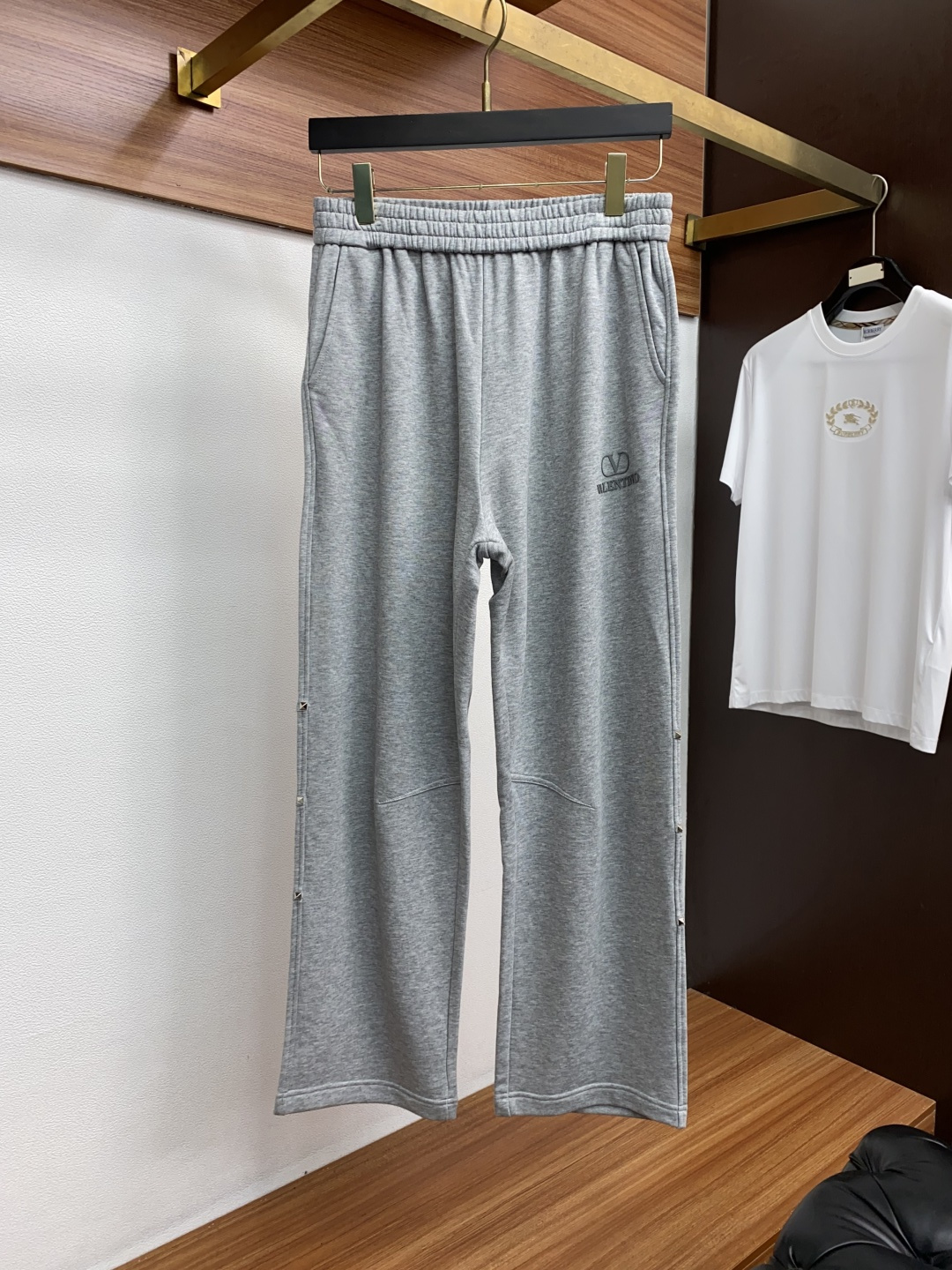 VT 25秋冬 新款休闲裤干净利落剪裁，都市风十足 采用精纺定制运动毛圈纯棉面料手感软糯干爽，坠感十足 