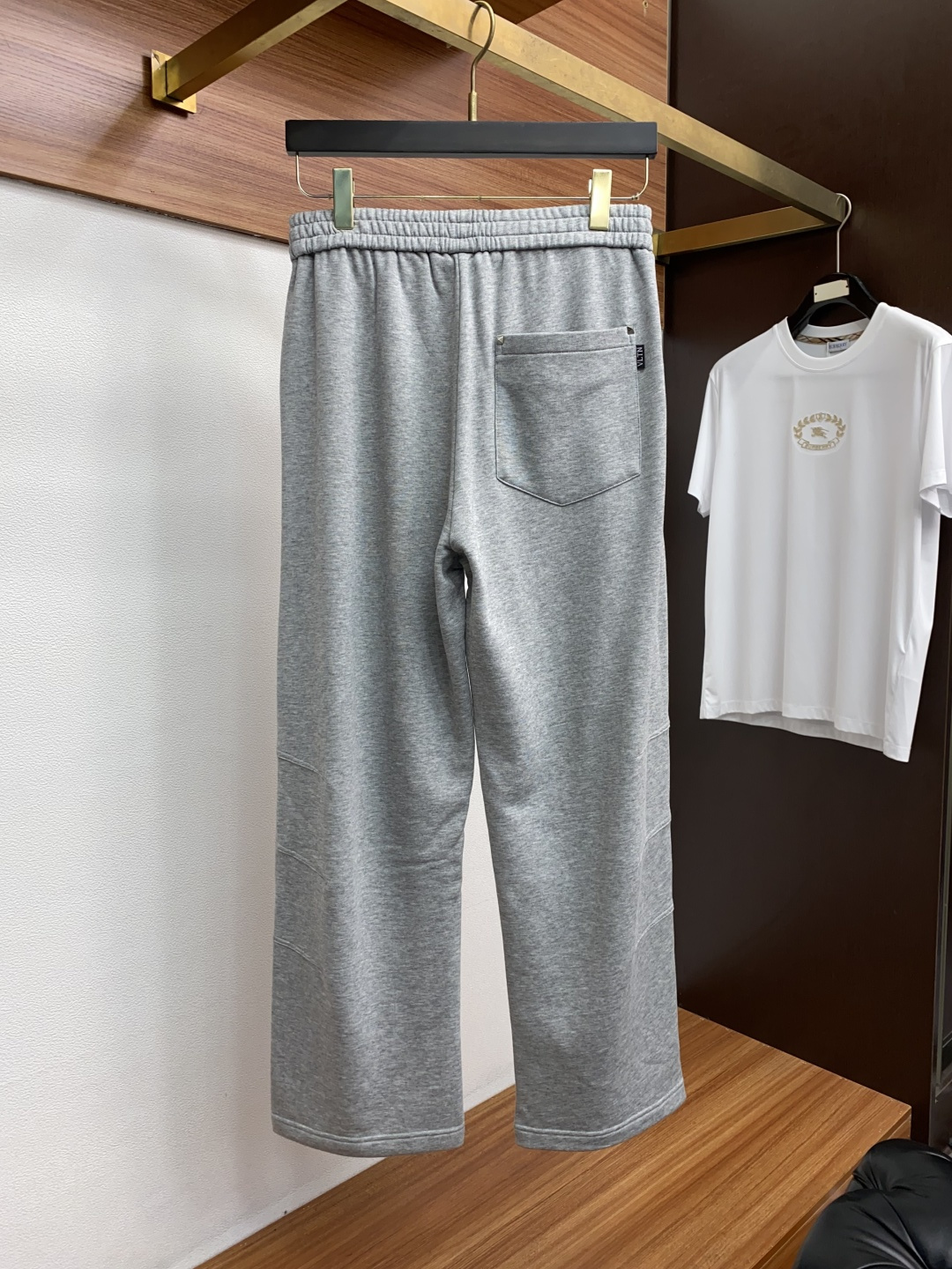 VT 25秋冬 新款休闲裤干净利落剪裁，都市风十足 采用精纺定制运动毛圈纯棉面料手感软糯干爽，坠感十足 