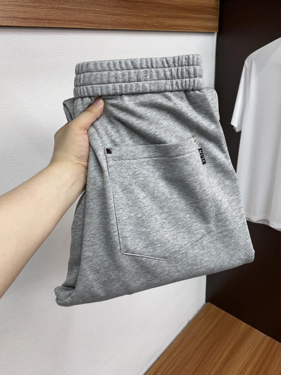 VT 25秋冬 新款休闲裤干净利落剪裁，都市风十足 采用精纺定制运动毛圈纯棉面料手感软糯干爽，坠感十足 