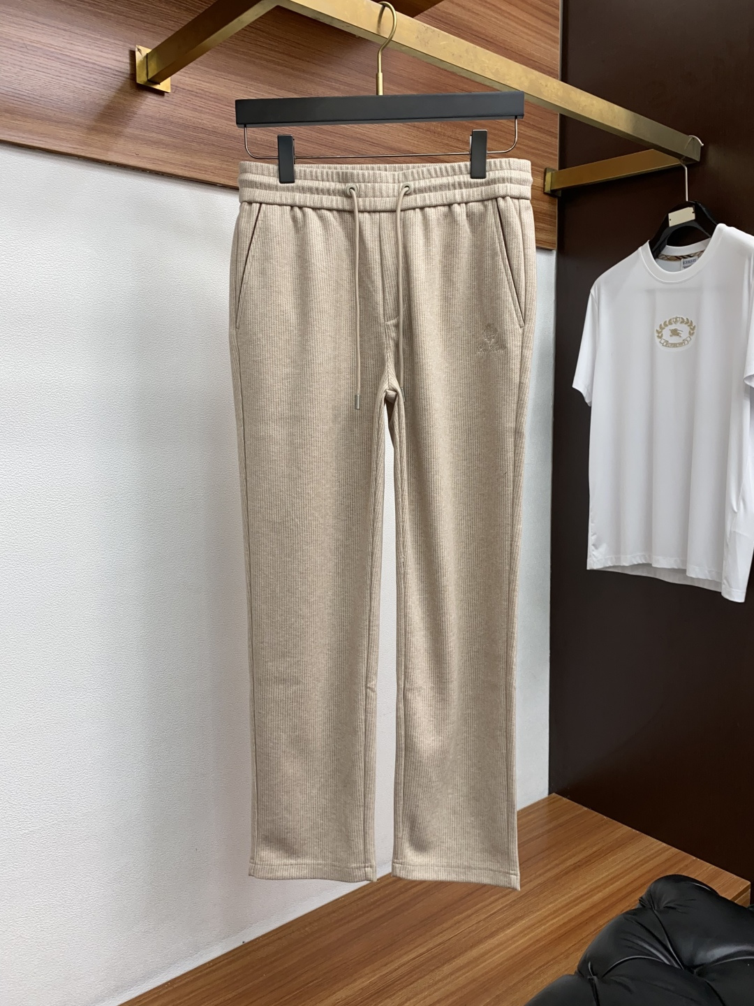 lP🆕 诺悠翩雅 秋冬新款男士直筒运动裤，羊绒羊毛混纺面料、三标齐、松紧腰抽绳、两侧拉链口袋设计，合体的