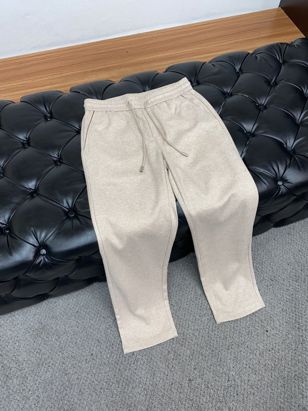 lP🆕 诺悠翩雅 秋冬新款男士直筒运动裤，羊绒羊毛混纺面料、三标齐、松紧腰抽绳、两侧拉链口袋设计，合体的