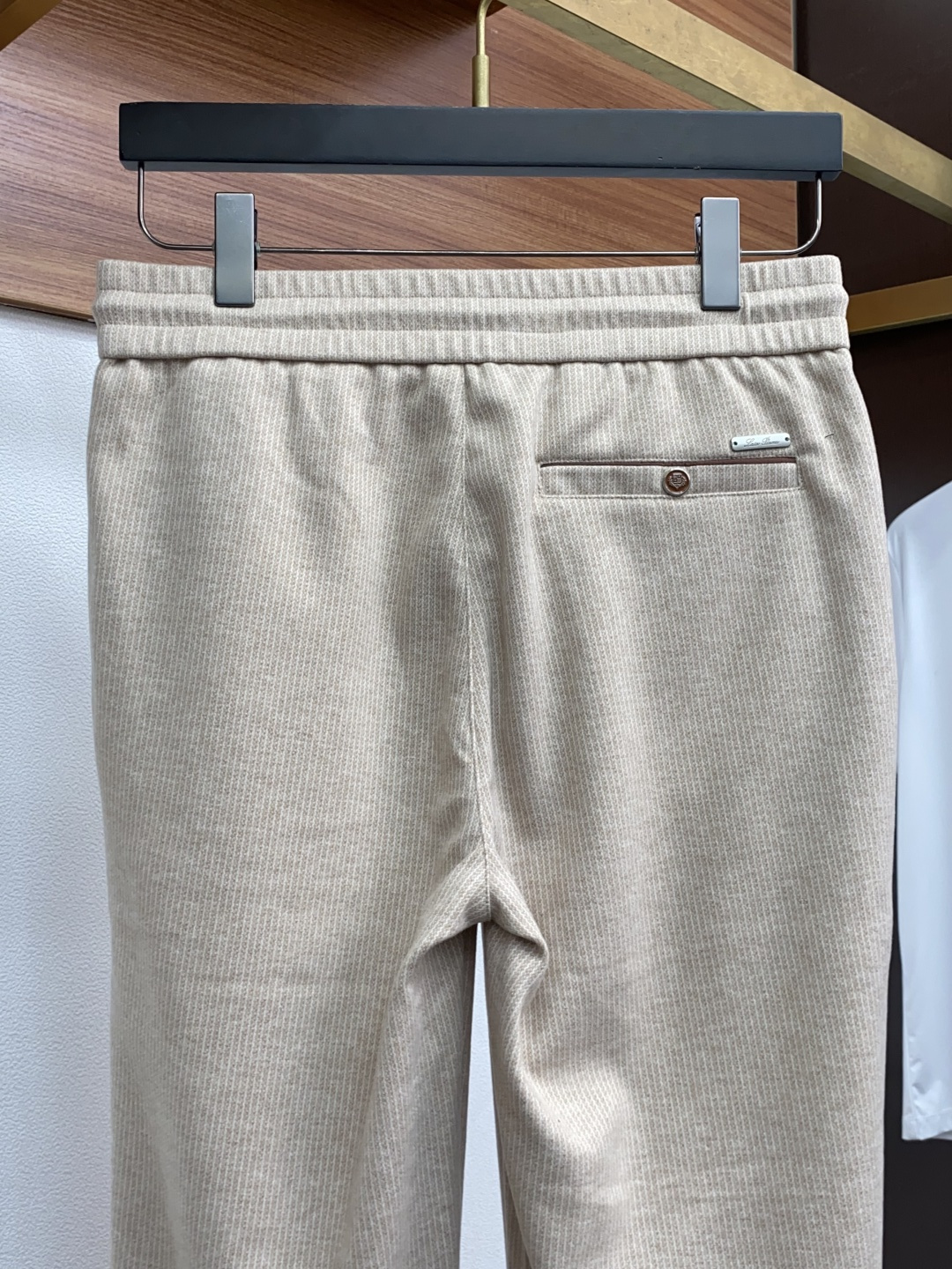 lP🆕 诺悠翩雅 秋冬新款男士直筒运动裤，羊绒羊毛混纺面料、三标齐、松紧腰抽绳、两侧拉链口袋设计，合体的