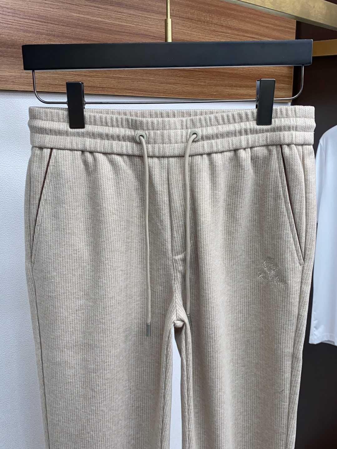 lP🆕 诺悠翩雅 秋冬新款男士直筒运动裤，羊绒羊毛混纺面料、三标齐、松紧腰抽绳、两侧拉链口袋设计，合体的