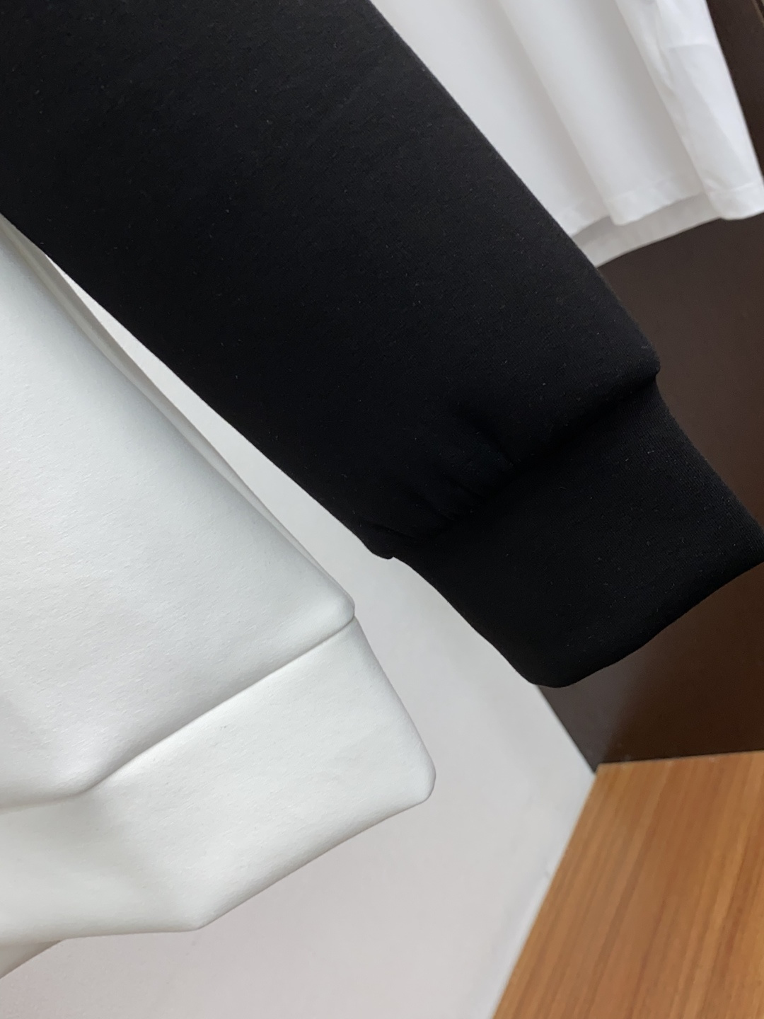 秋冬男装专柜官网新品🆕空气层棉 爆款面料超好🔈人气推荐秋冬必备✅卫布男士圆领卫衣‼️正面饰有经典图标刺绣