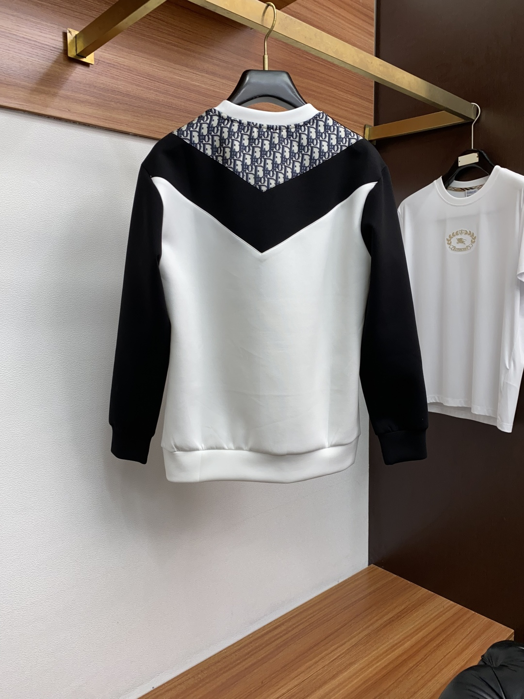 秋冬男装专柜官网新品🆕空气层棉 爆款面料超好🔈人气推荐秋冬必备✅卫布男士圆领卫衣‼️正面饰有经典图标刺绣