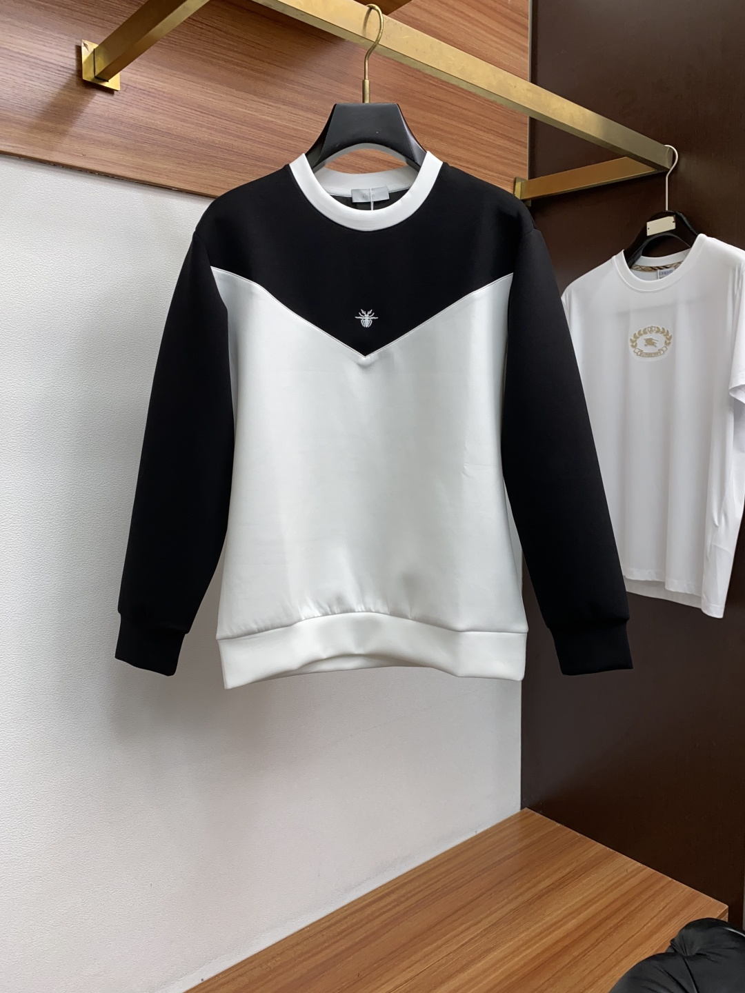 秋冬男装专柜官网新品🆕空气层棉 爆款面料超好🔈人气推荐秋冬必备✅卫布男士圆领卫衣‼️正面饰有经典图标刺绣