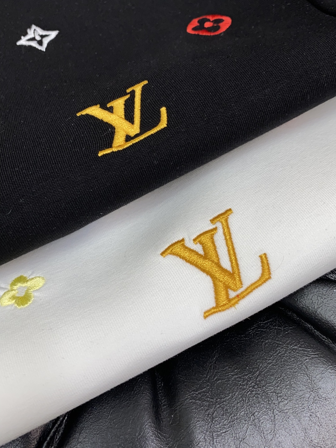 秋冬男装专柜官网新品🆕空气层棉 爆款面料超好🔈人气推荐秋冬必备✅卫布男士圆领卫衣‼️正面饰有经典图标刺绣