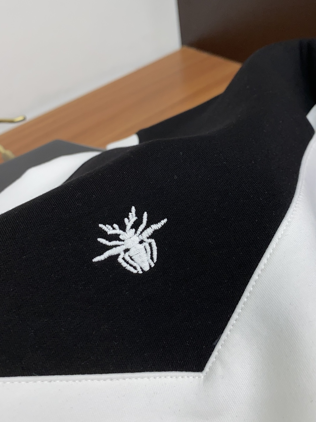 秋冬男装专柜官网新品🆕空气层棉 爆款面料超好🔈人气推荐秋冬必备✅卫布男士圆领卫衣‼️正面饰有经典图标刺绣