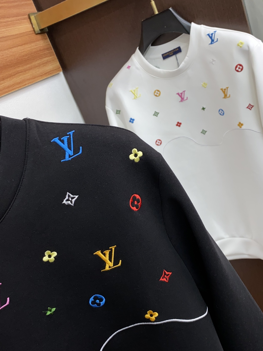 秋冬男装专柜官网新品🆕空气层棉 爆款面料超好🔈人气推荐秋冬必备✅卫布男士圆领卫衣‼️正面饰有经典图标刺绣