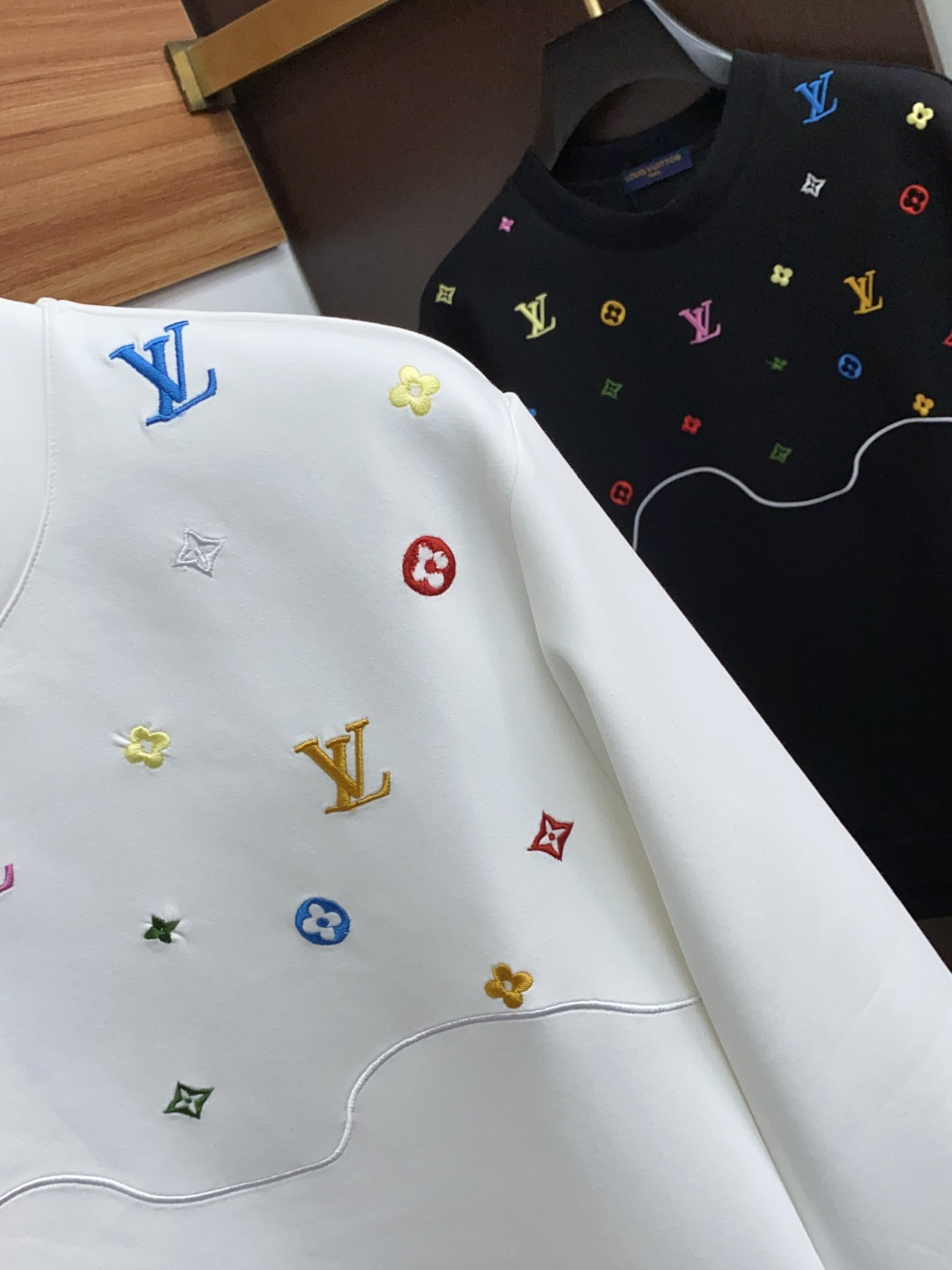 秋冬男装专柜官网新品🆕空气层棉 爆款面料超好🔈人气推荐秋冬必备✅卫布男士圆领卫衣‼️正面饰有经典图标刺绣