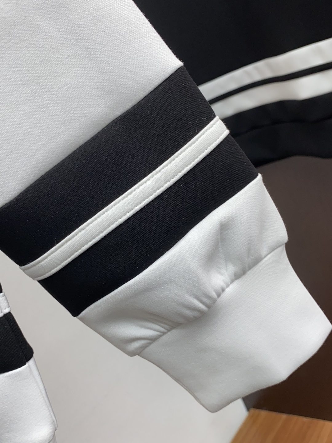 克罗心 秋冬男装专柜官网新品🆕空气层棉 爆款面料超好🔈人气推荐秋冬必备✅卫布男士圆领卫衣‼️正面饰有经典