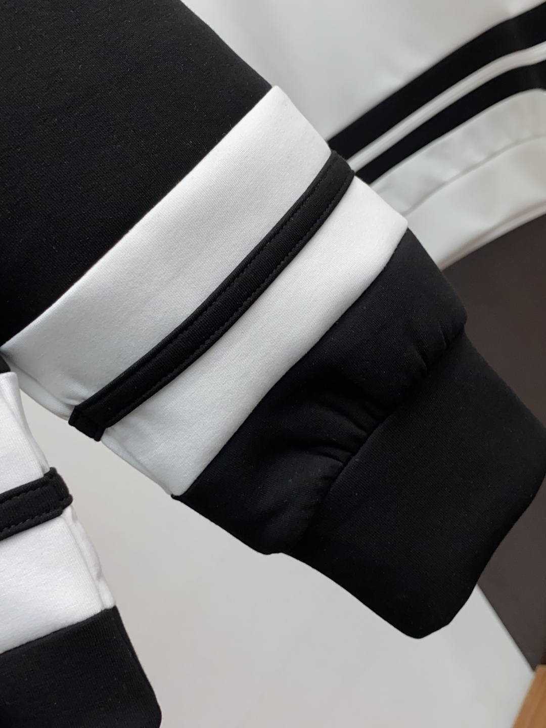 克罗心 秋冬男装专柜官网新品🆕空气层棉 爆款面料超好🔈人气推荐秋冬必备✅卫布男士圆领卫衣‼️正面饰有经典