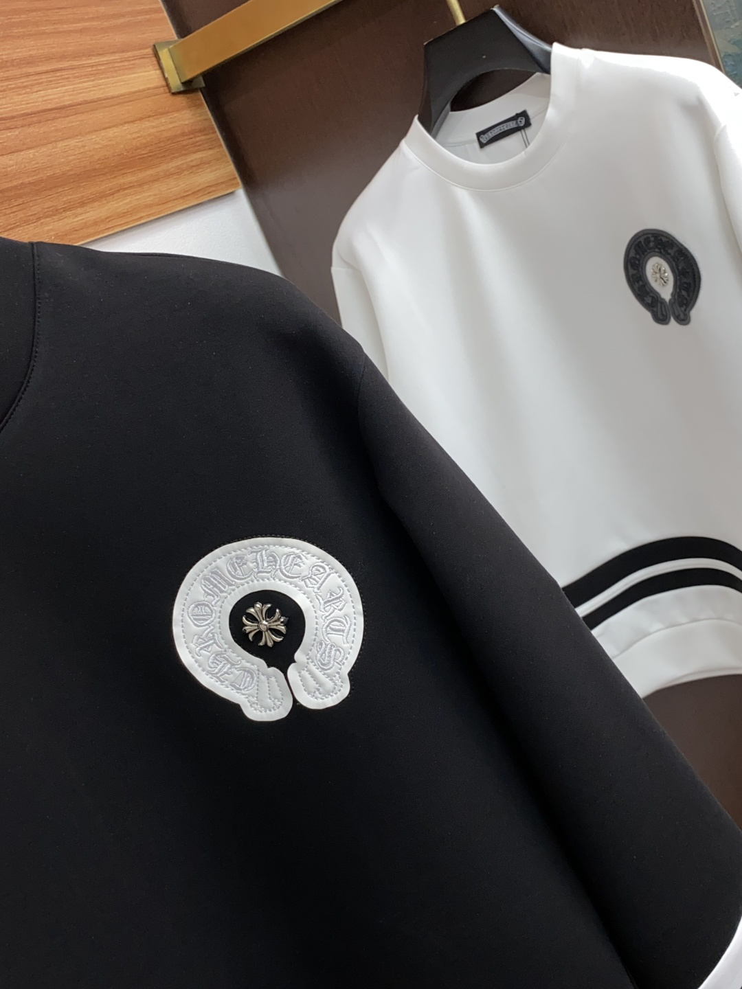 克罗心 秋冬男装专柜官网新品🆕空气层棉 爆款面料超好🔈人气推荐秋冬必备✅卫布男士圆领卫衣‼️正面饰有经典