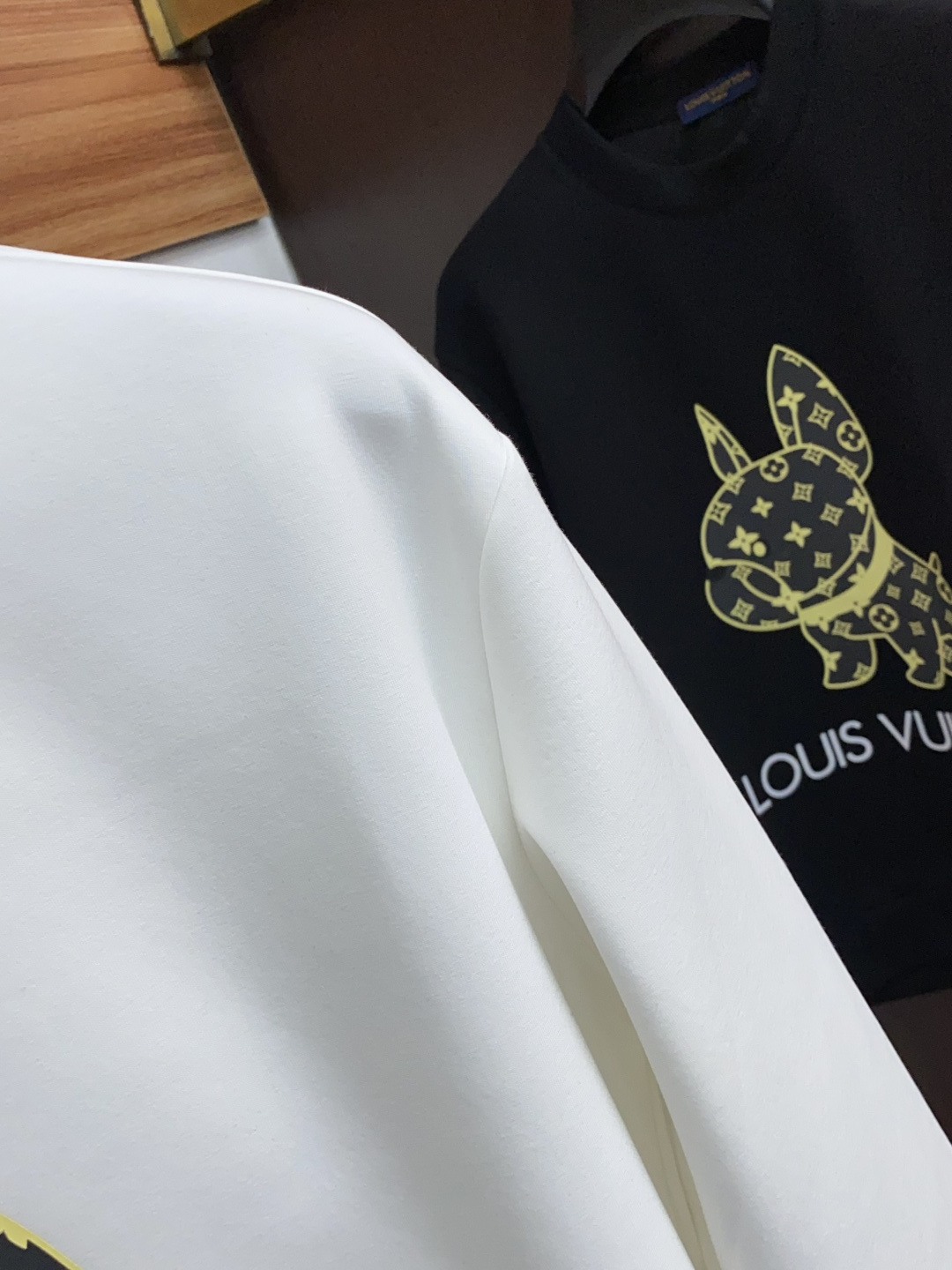 1v 路易威登 秋冬男装专柜官网新品🆕空气层棉 爆款面料超好🔈人气推荐秋冬必备✅卫布男士圆领卫衣‼️正面