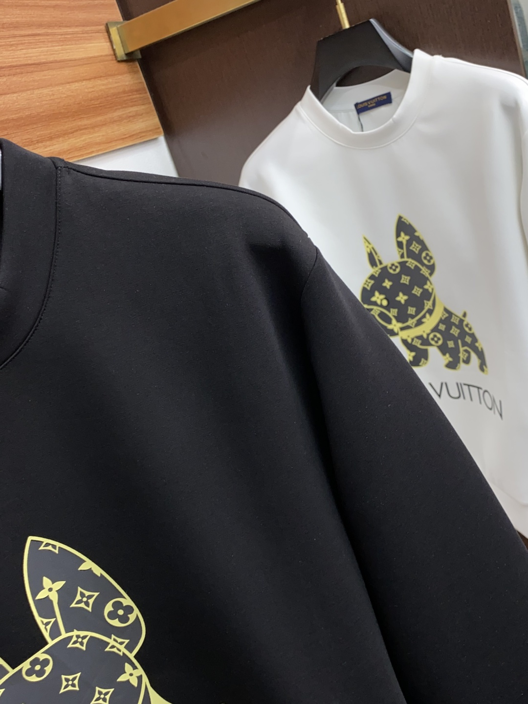 1v路易威登 秋冬男装专柜官网新品🆕空气层棉 爆款面料超好🔈人气推荐秋冬必备✅卫布男士圆领卫衣‼️正面饰