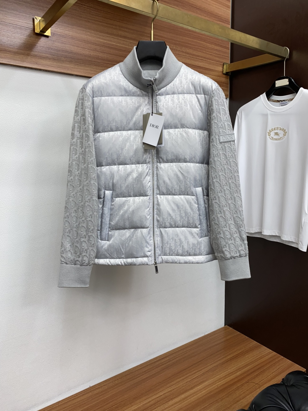 NO:526537,Main recommendation Dior new Autumn and Winter splicing down jacket original 1:1 custom hardware accessories fully imported original customization Welcome to counter comparison Absolutely high quality Use top-grade 90 white duck down, super soft, fluffy and full, super heavy fabric with a perfect fit, pay attention to the super comfortable fabric, Exclusive model, non-market goods, Size number. Number M-3xL,,dior, down jacket, alexander wang19860909主推 迪奥 秋冬新款拼接羽绒服原版1:1订制五金配件全进口原版定制 欢迎专柜对比 绝对的高品质 采用顶级90白鸭绒 超柔软 充羽量蓬松饱满 超级重面料做工杠杠的版型完美 注意面料超舒服 独家款 非市场货 尺码码数.码数M-3xL,,dior,down jacket,alexander wang,Men's clothing