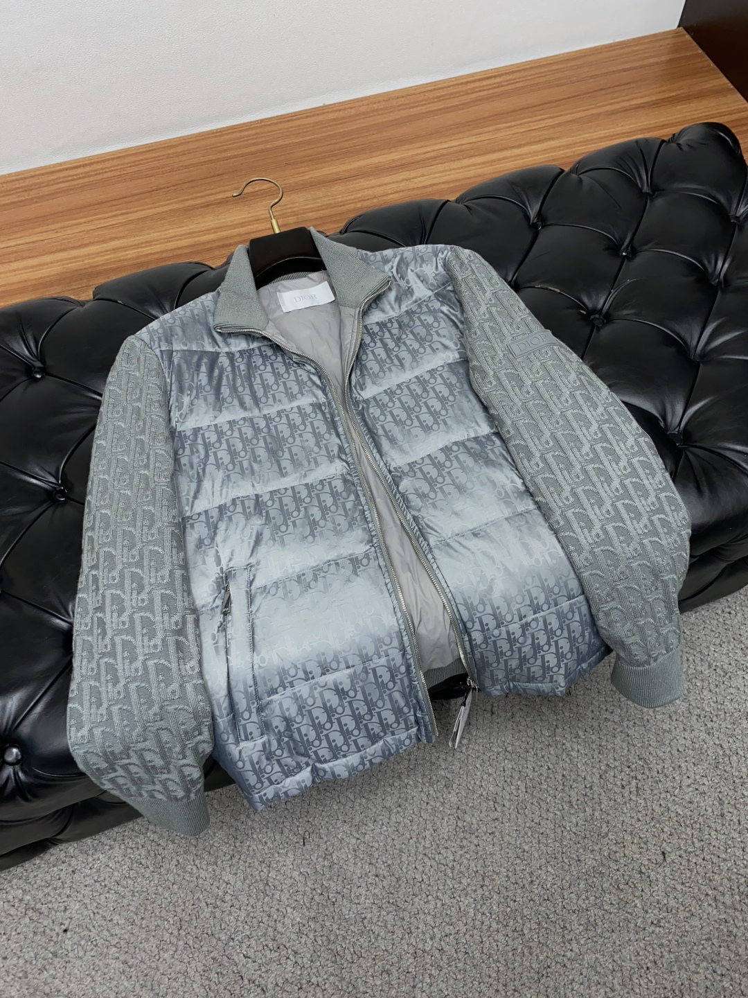 迪奥 秋冬新款拼接羽绒服 原版1:1订制五金配件全进口原版定制 欢迎专柜对比 绝对的高品质 采用顶级90