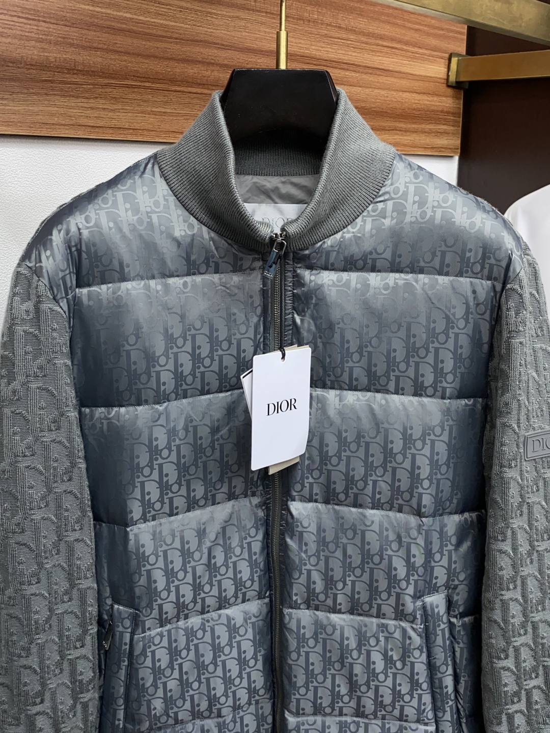 迪奥 秋冬新款拼接羽绒服 原版1:1订制五金配件全进口原版定制 欢迎专柜对比 绝对的高品质 采用顶级90