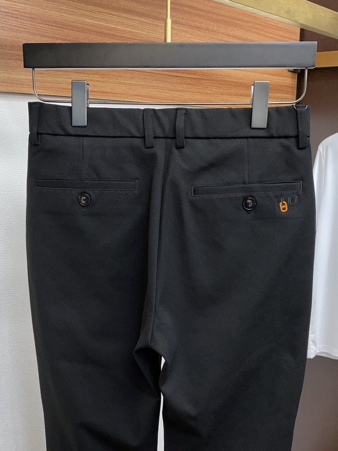 2025 秋冬定制休闲裤 干净利落剪裁，都市风十足 采用精纺面料手感软糯干爽，上身效果挺括有型。五金精致