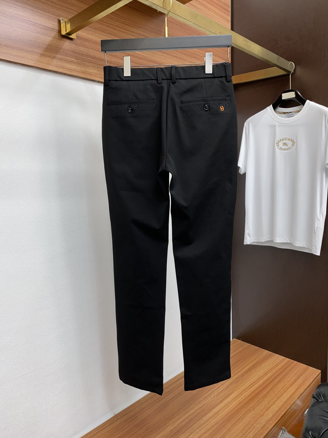 2025 秋冬定制休闲裤 干净利落剪裁，都市风十足 采用精纺面料手感软糯干爽，上身效果挺括有型。五金精致