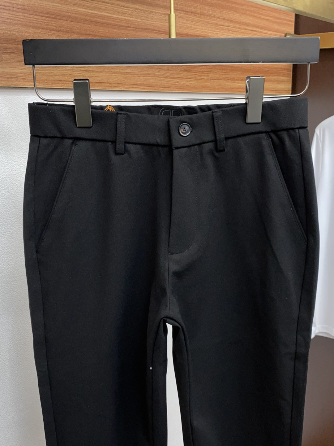 2025 秋冬定制休闲裤 干净利落剪裁，都市风十足 采用精纺面料手感软糯干爽，上身效果挺括有型。五金精致