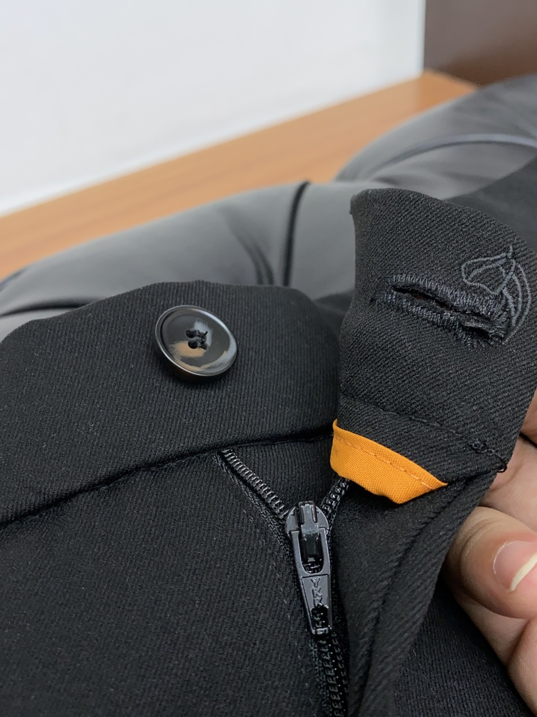 2025 秋冬定制休闲裤 干净利落剪裁，都市风十足 采用精纺面料手感软糯干爽，上身效果挺括有型。五金精致