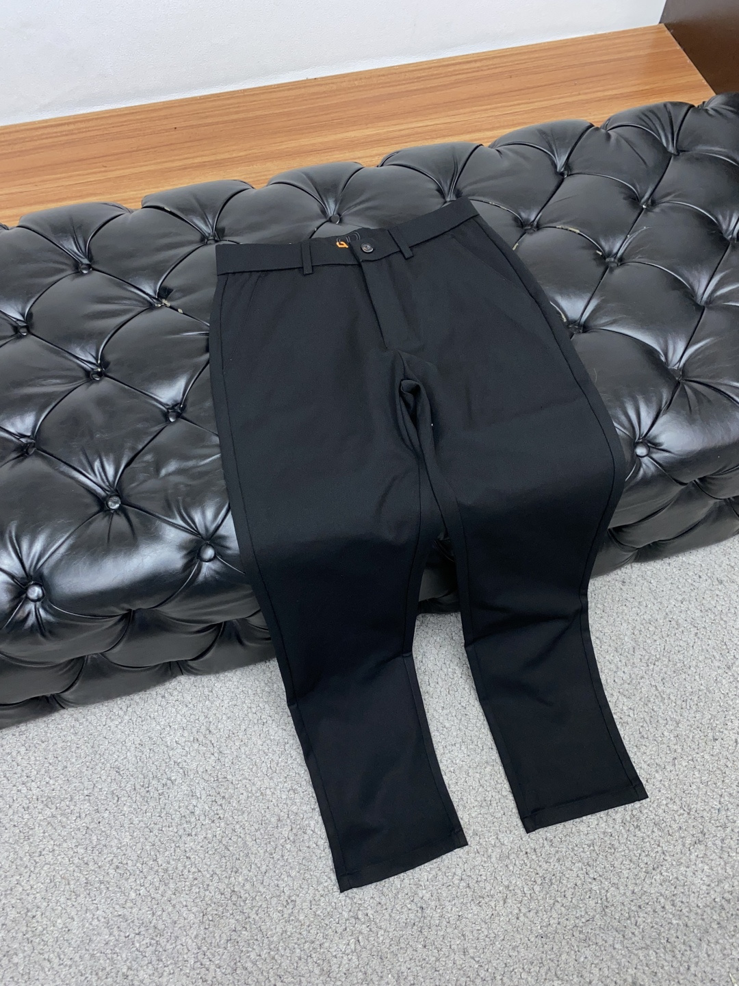 2025 秋冬定制休闲裤 干净利落剪裁，都市风十足 采用精纺面料手感软糯干爽，上身效果挺括有型。五金精致