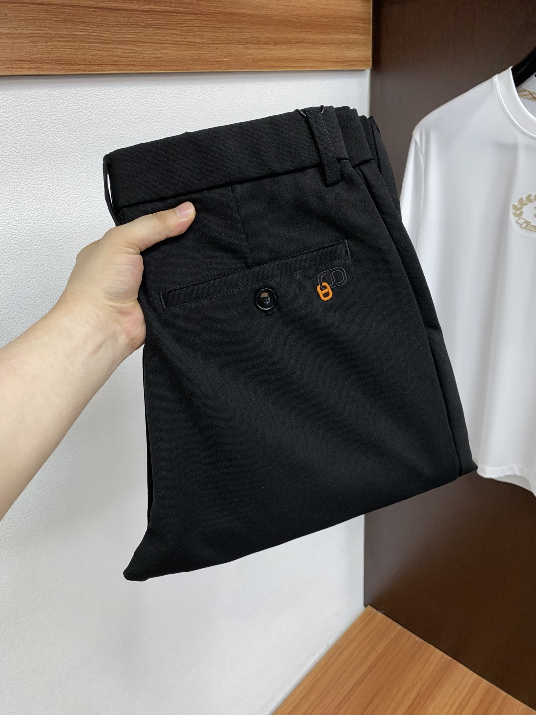 2025 秋冬定制休闲裤 干净利落剪裁，都市风十足 采用精纺面料手感软糯干爽，上身效果挺括有型。五金精致