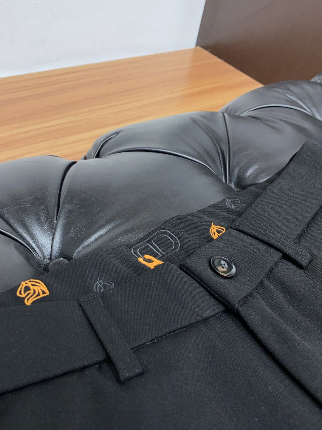 2025 秋冬定制休闲裤 干净利落剪裁，都市风十足 采用精纺面料手感软糯干爽，上身效果挺括有型。五金精致