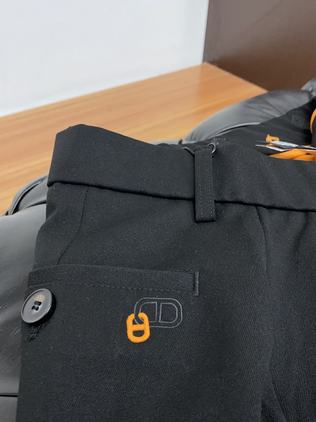 2025 秋冬定制休闲裤 干净利落剪裁，都市风十足 采用精纺面料手感软糯干爽，上身效果挺括有型。五金精致